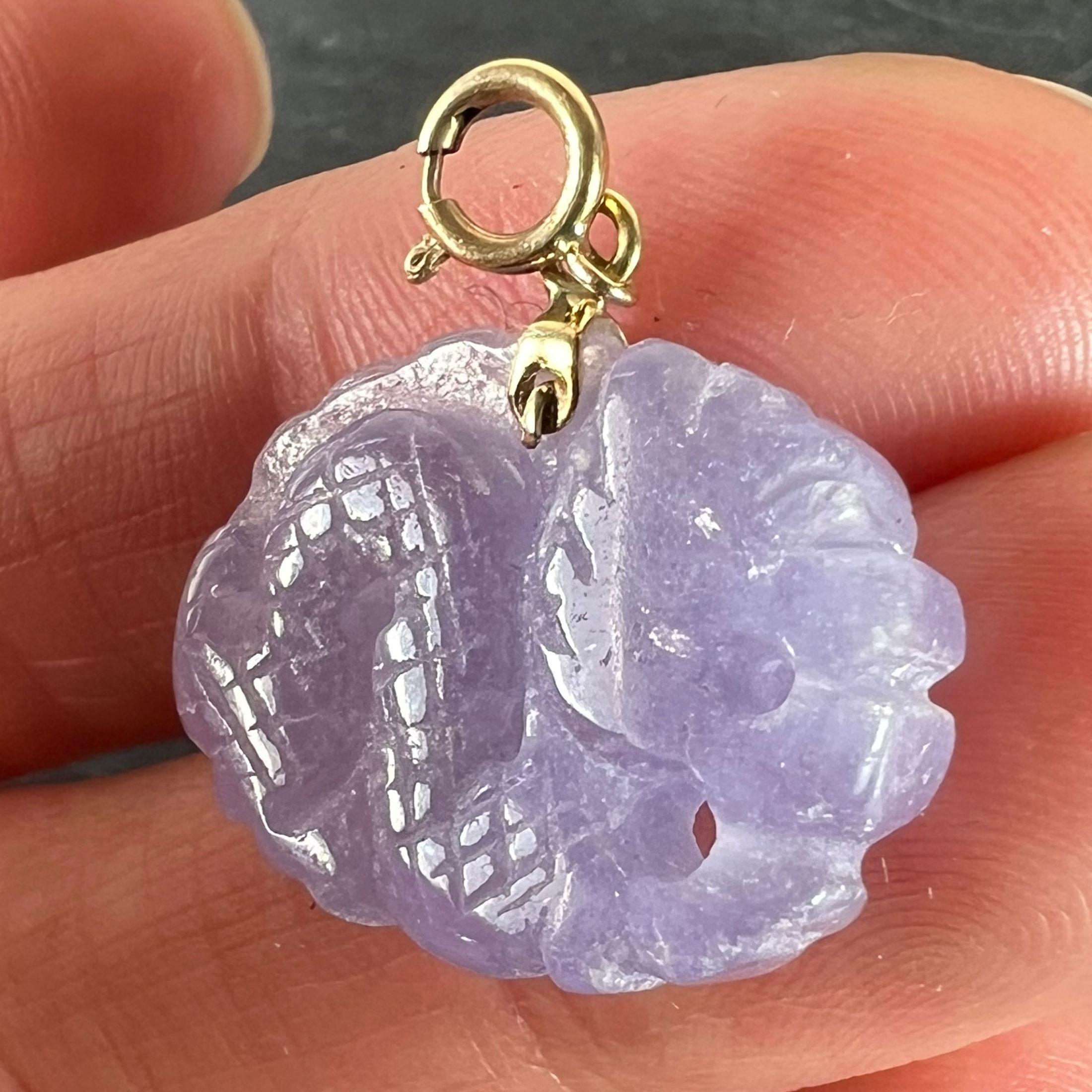 Ciondolo Charm d'epoca in oro giallo 14K con drago di giada lavanda intagliato in vendita 3