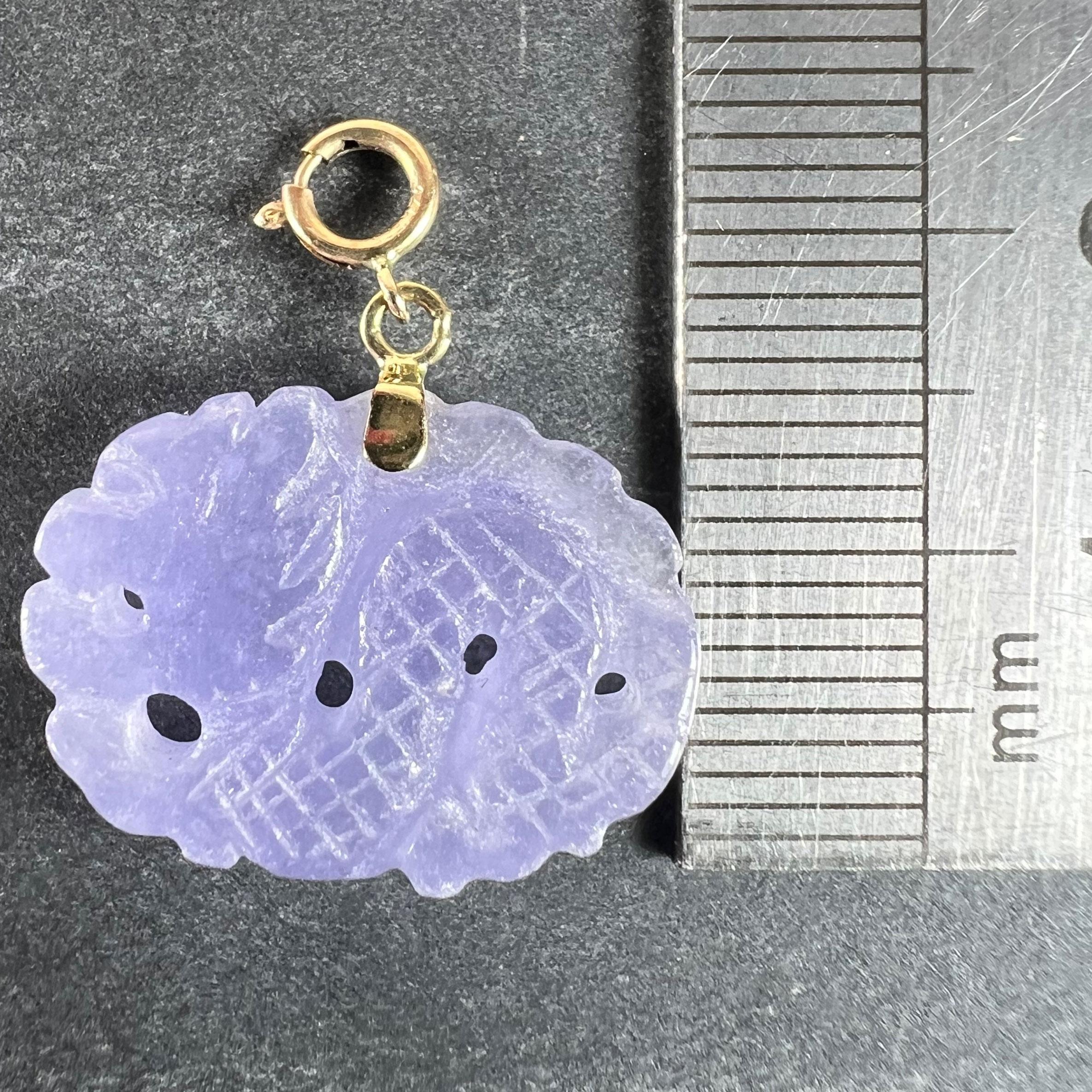 Ciondolo Charm d'epoca in oro giallo 14K con drago di giada lavanda intagliato in vendita 4