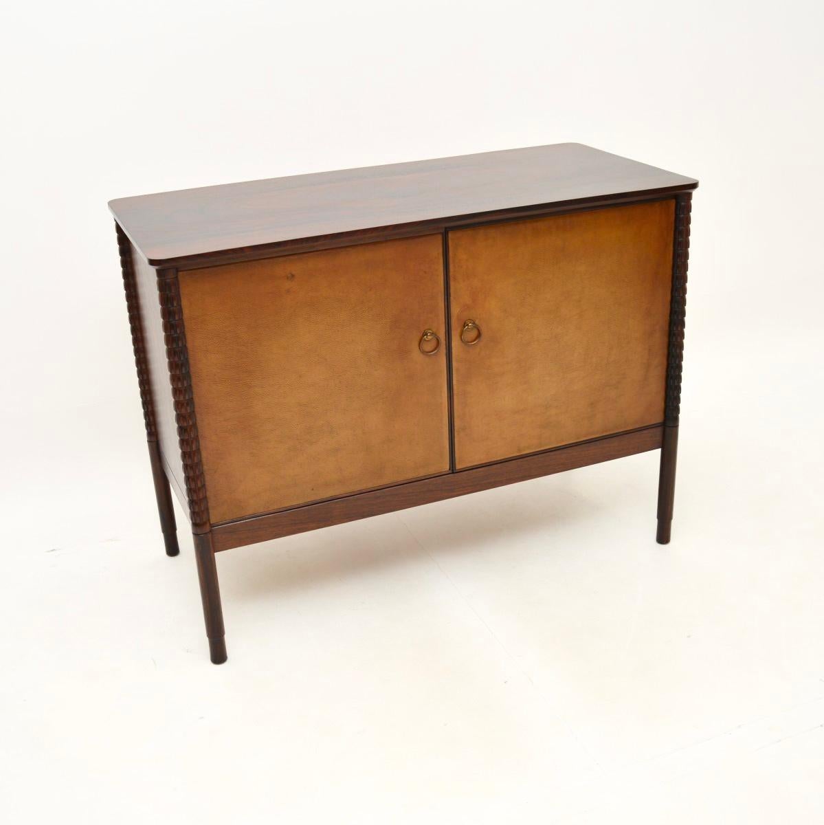 Ein außergewöhnliches Vintage-Sideboard mit Lederfront, das in England hergestellt wurde und etwa aus den 1950er Jahren stammt.

Sie ist von herausragender Qualität und weist viele schöne und ungewöhnliche Merkmale auf. Er ist durchgehend aus