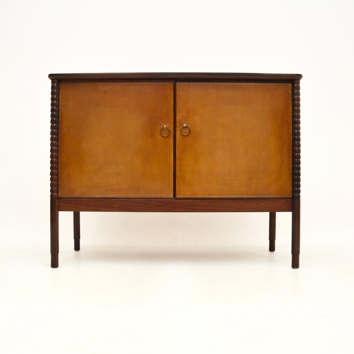 Vintage geschnitzt Leder Front Sideboard (Moderne der Mitte des Jahrhunderts) im Angebot