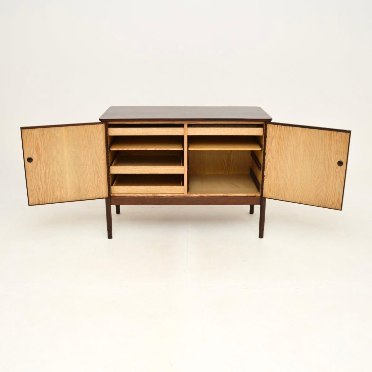Vintage geschnitzt Leder Front Sideboard (Britisch) im Angebot