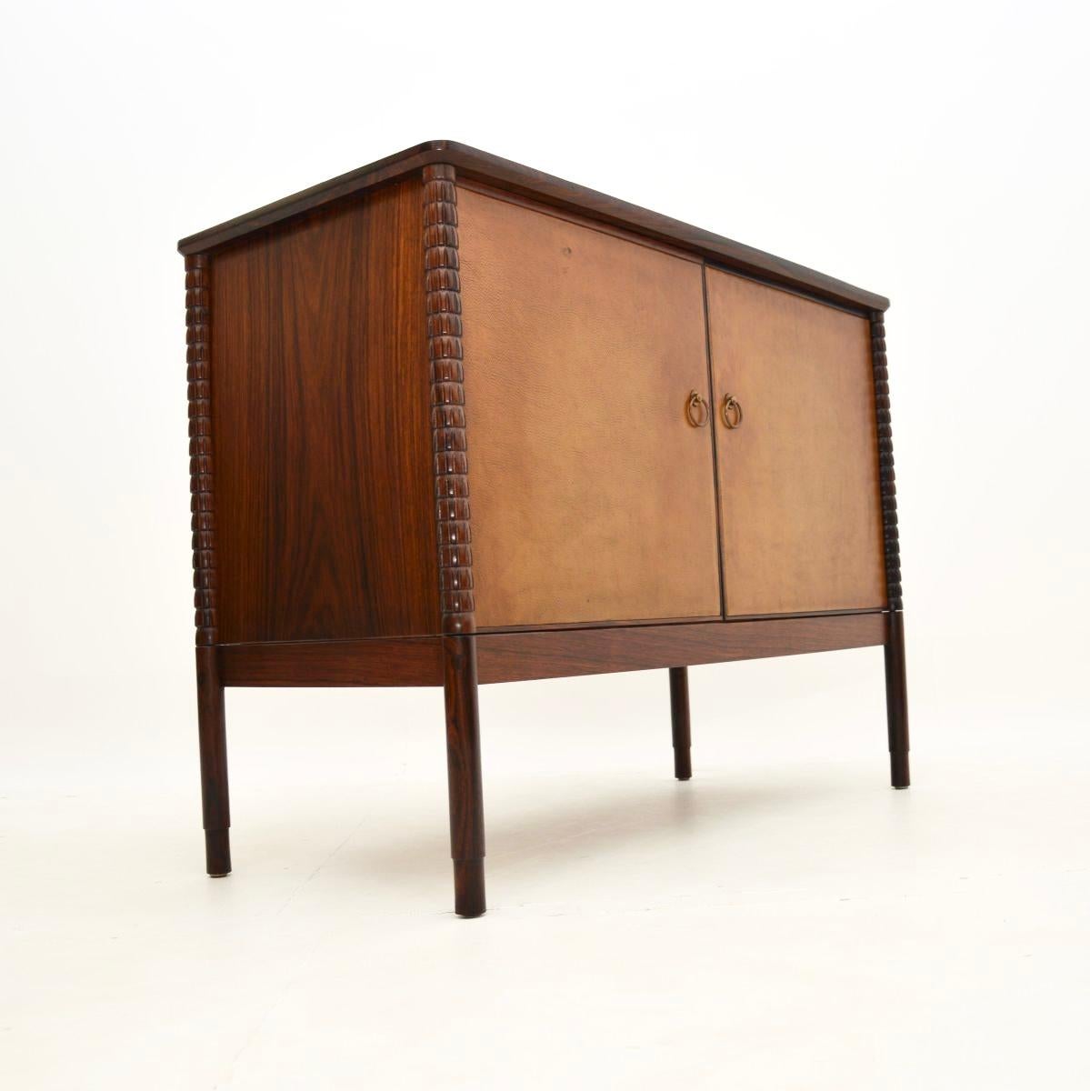 Vintage geschnitzt Leder Front Sideboard (Mitte des 20. Jahrhunderts) im Angebot