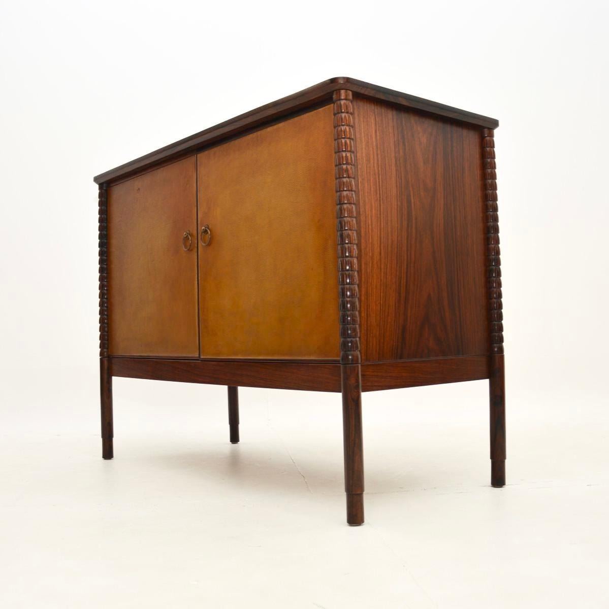 Vintage geschnitzt Leder Front Sideboard im Angebot 1