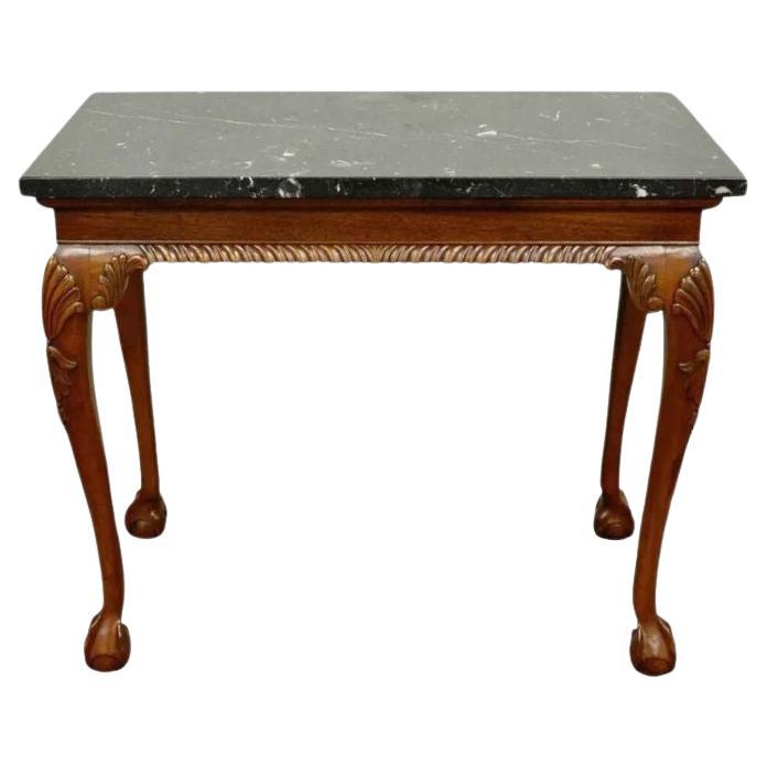 Vieille table console sculptée en acajou de style Chippendale avec plateau en marbre à boules et griffes