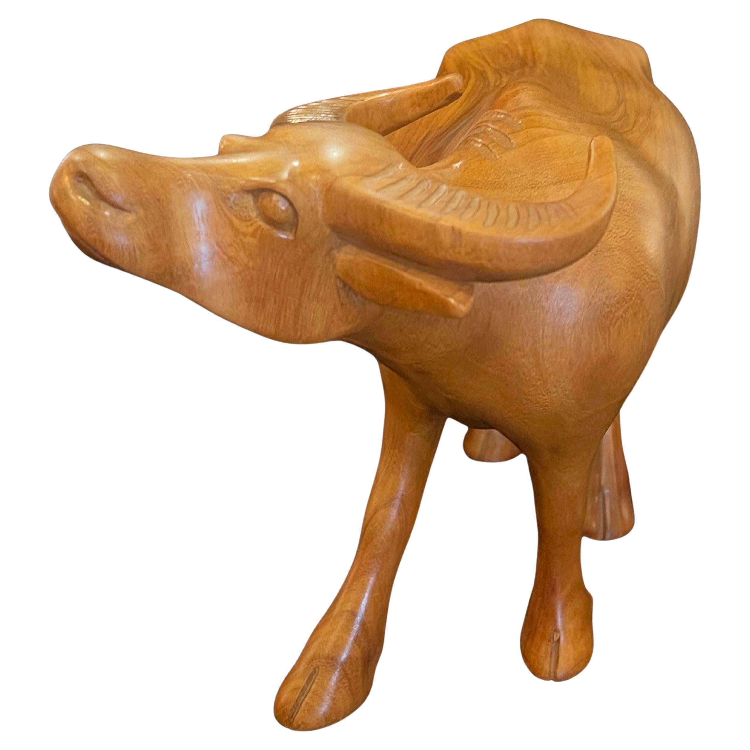 Bellissima scultura in mogano massiccio intagliato, rifinita con una finitura morbida e lucida, un pezzo bellissimo in ottime condizioni.
