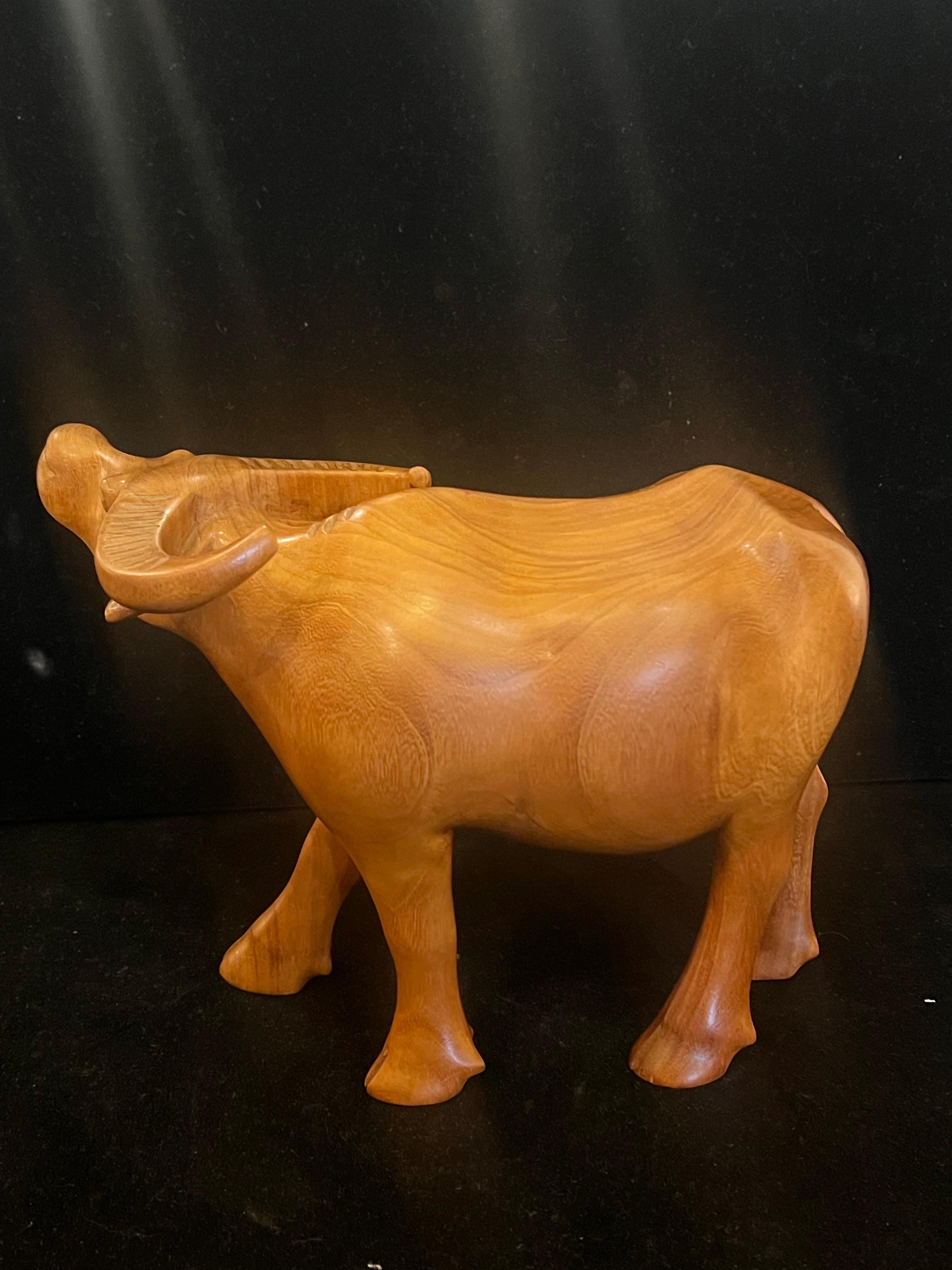 Botswano Scultura di manzo in mogano intagliato vintage in vendita