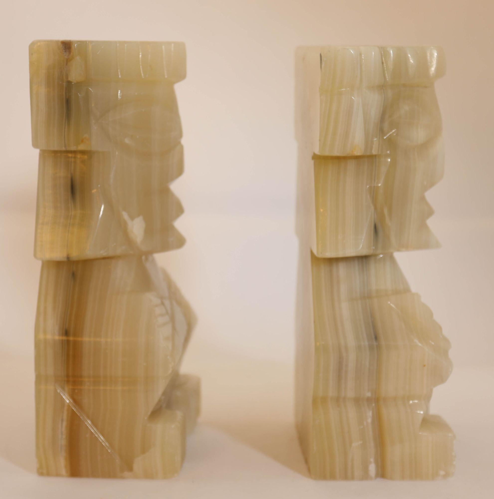 Vintage geschnitzt mexikanischen Azteken Maya Figur Onyx Stone Buchstützen 1950er Jahre im Angebot 2