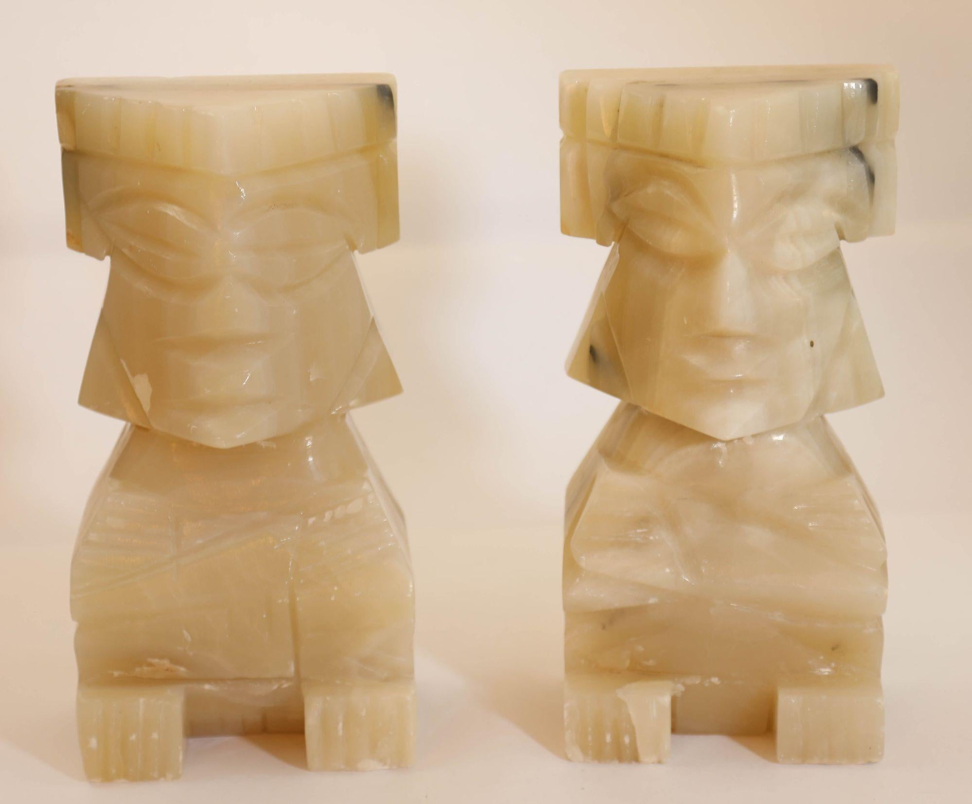 Vintage 1950s Pair of Carved Aztec Onyx Stein Buchstützen.
Mexikanische aztekische Maya Figur Onyx Buchstützen.
Handgeschnitzte Marmor Steinpyramide Azteken Maya.
Paar von Vintage Marmor Onyx Aztec Maya Stein Buchstützen.
Vintage handgefertigt