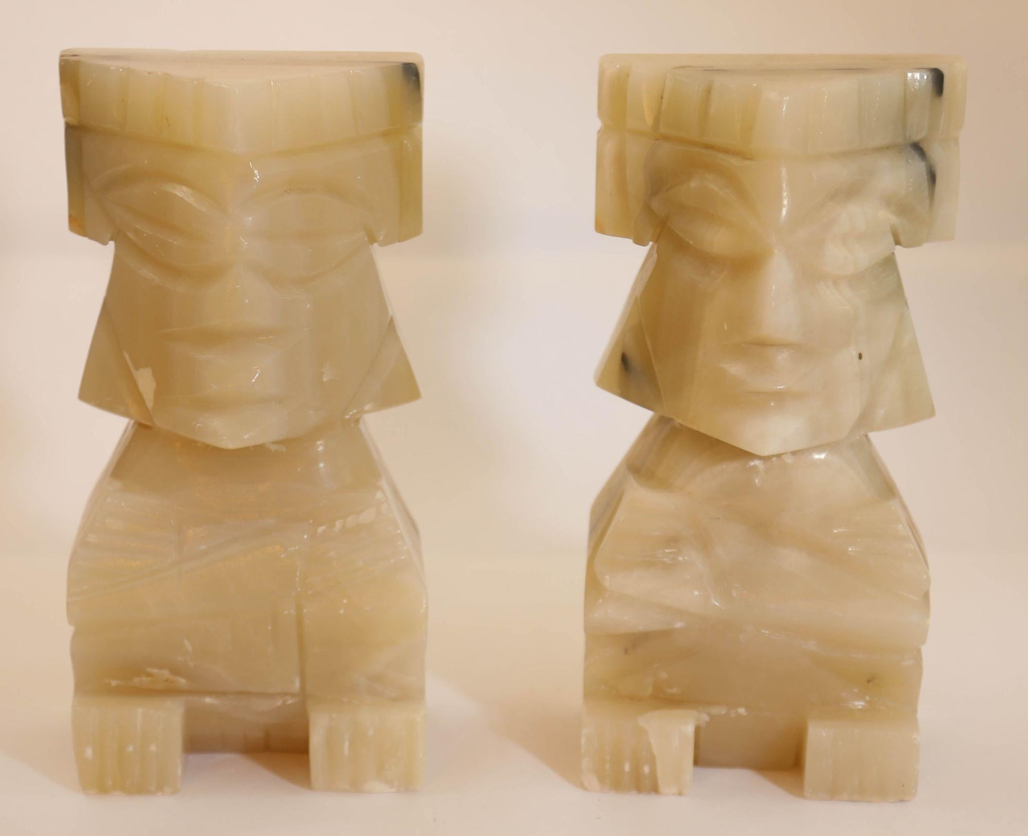 Vintage geschnitzt mexikanischen Azteken Maya Figur Onyx Stone Buchstützen 1950er Jahre (Stammeskunst) im Angebot