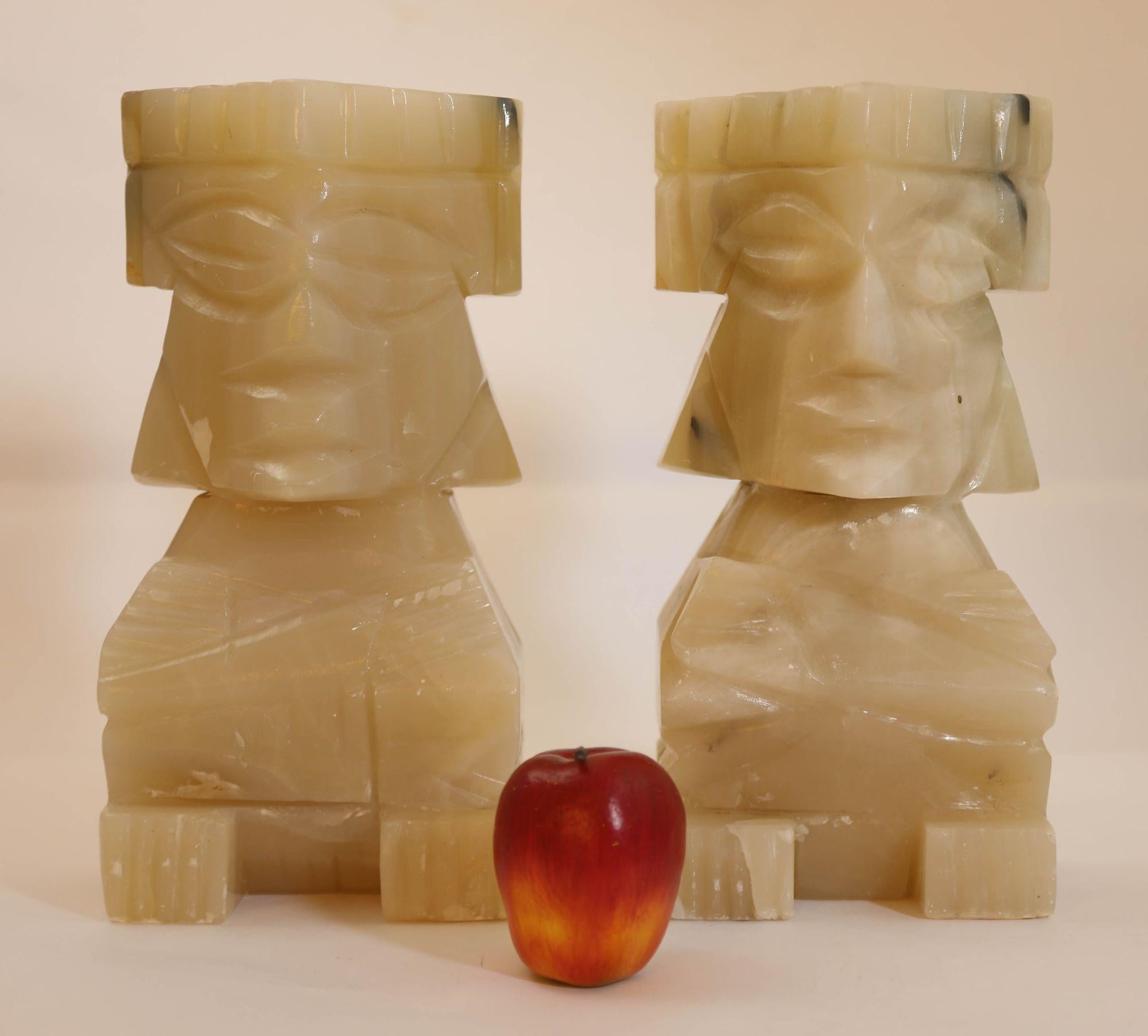 Vintage geschnitzt mexikanischen Azteken Maya Figur Onyx Stone Buchstützen 1950er Jahre (20. Jahrhundert) im Angebot