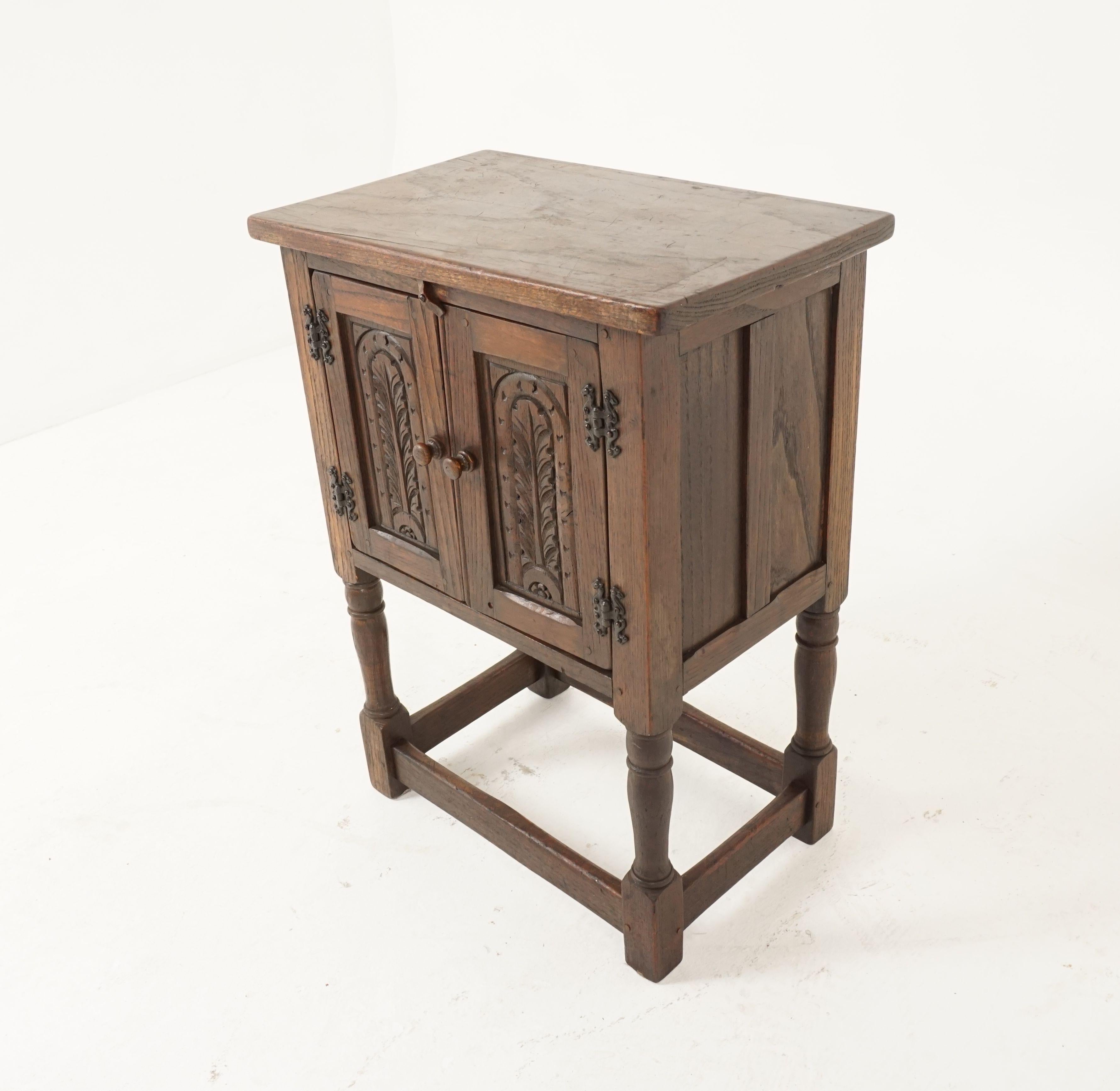 Vintage Carved Oak 2 Door Nightstand, End or Lamp Table, Scotland 1930, B2291 In Good Condition In Vancouver, BC