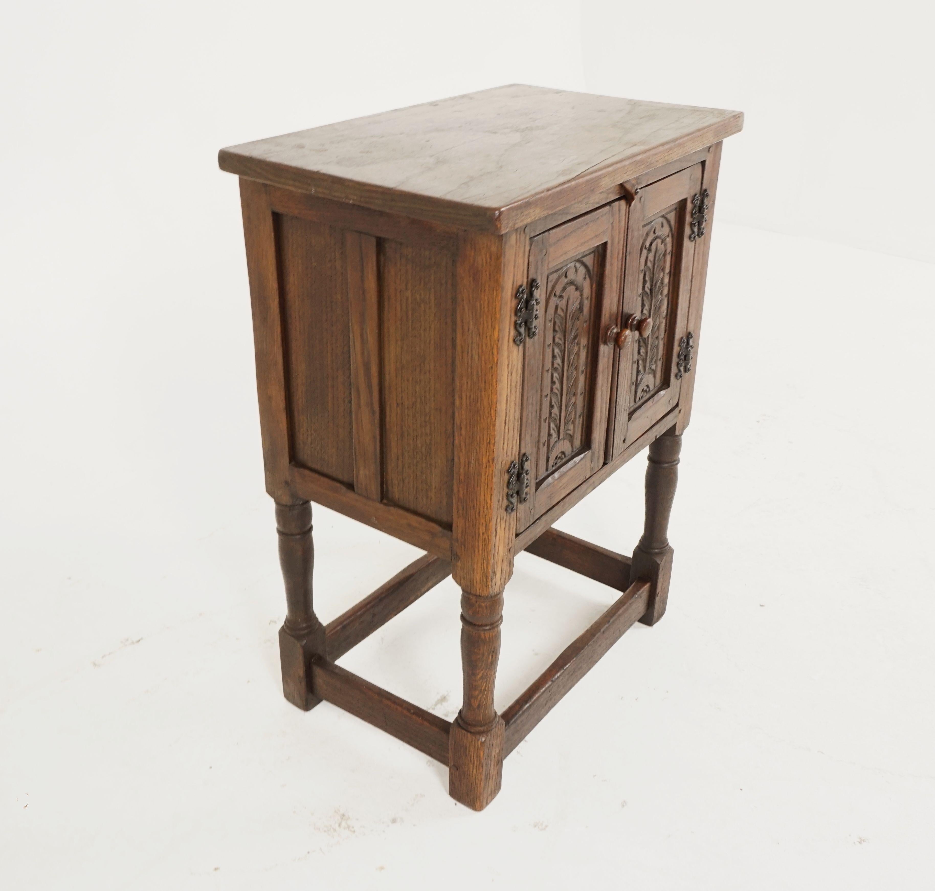 Mid-20th Century Vintage Carved Oak 2 Door Nightstand, End or Lamp Table, Scotland 1930, B2291