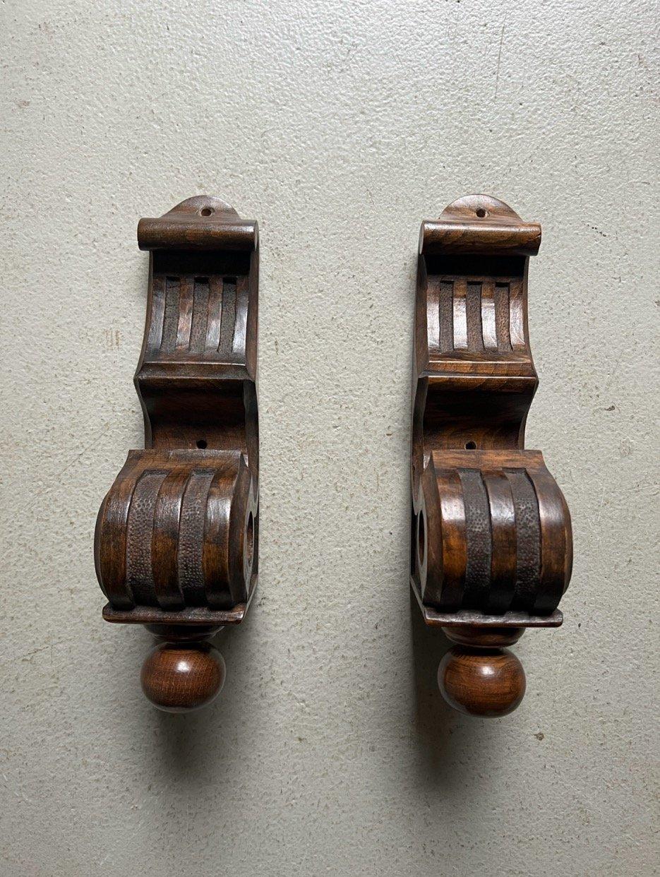 Carved oak curtain rod holder - two pieces.

Additional information:
Country of manufacture: Belgium
Period: 1930s
Dimensions: W 6.5 cm x D(hole) 2.8 cm x H 18 cm 
Condition: Good vintage condition