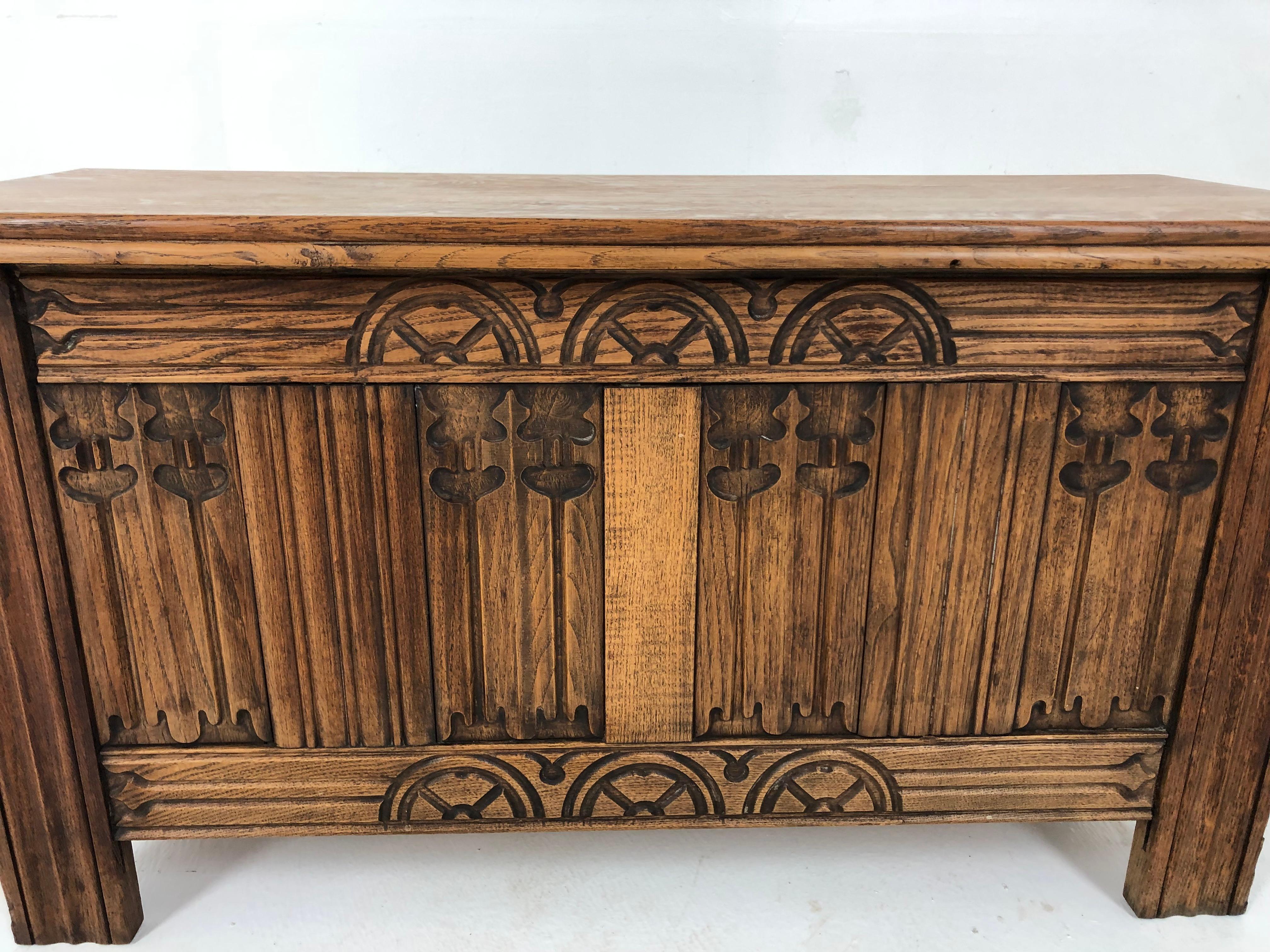 Vintage Carved Oak Linen Fold Blanket Box, Table, Trunk, Scotland 1930, H853 In Good Condition For Sale In Vancouver, BC