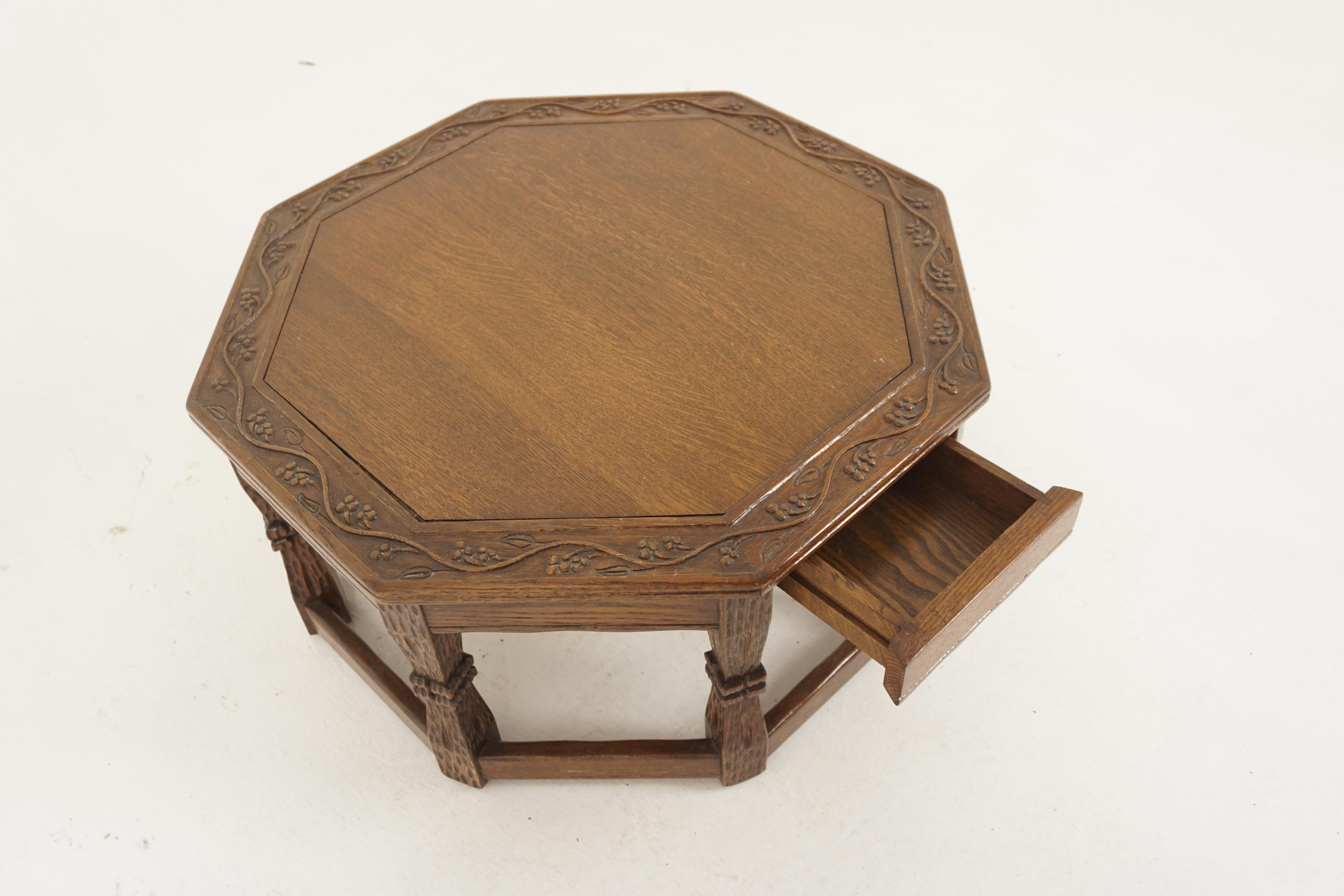 Acajou Table basse octogonale en chêne sculpté avec tiroir, américaine 1950, H1196 en vente