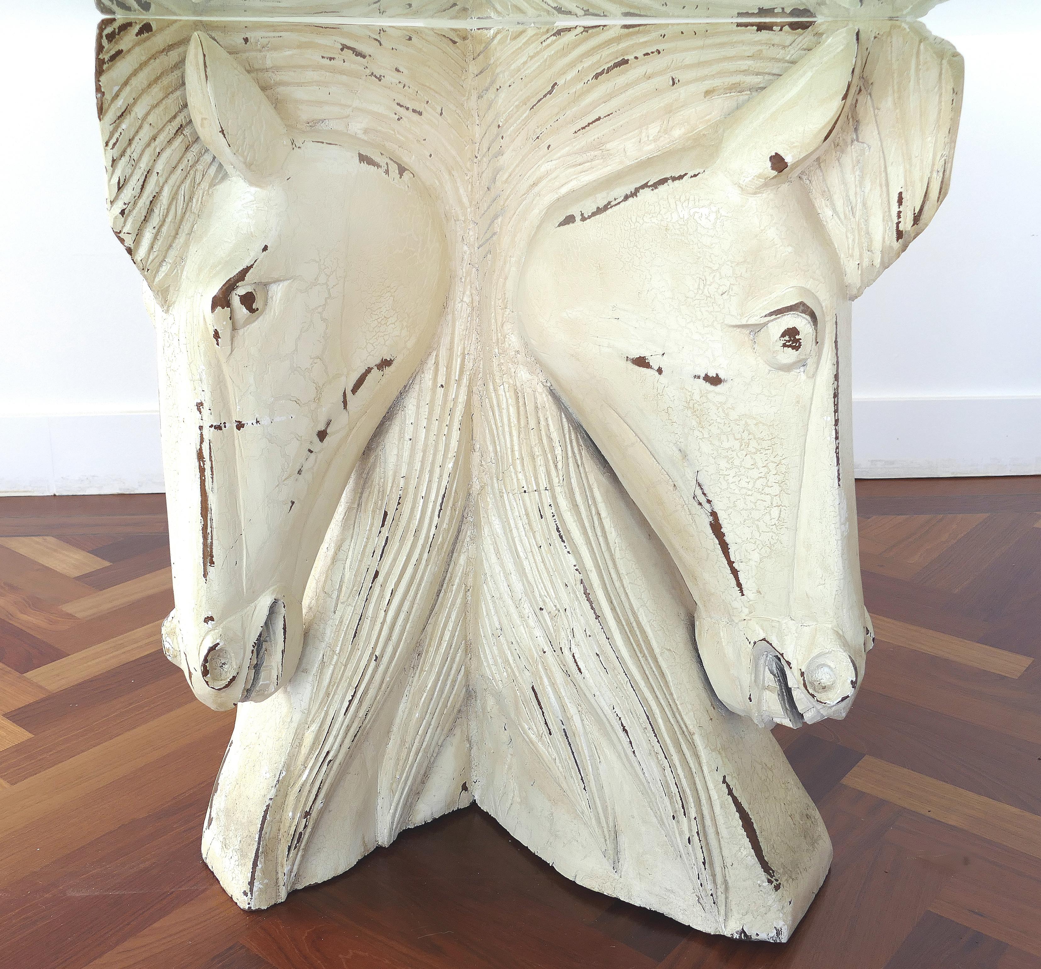 Table de salle à manger vintage en bois sculpté et peint avec têtes de chevaux et plateau en verre 

Nous proposons à la vente une table de salle à manger à tête de cheval en bois peint et sculpté, avec un épais plateau en verre biseauté bullnose.