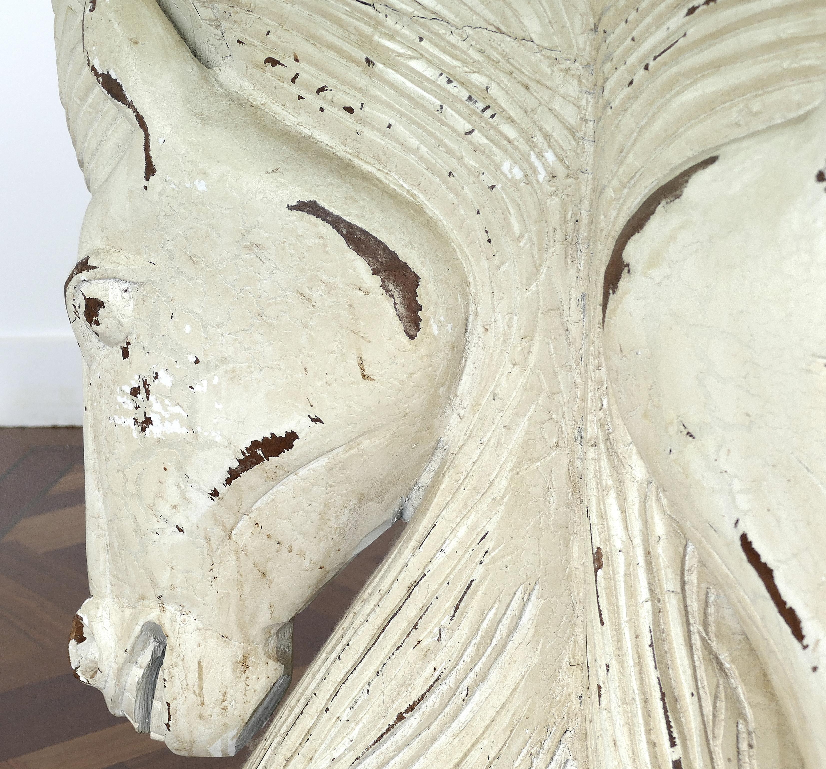 Américain Table de salle à manger vintage en bois sculpté et peint avec têtes de chevaux et plateau en verre