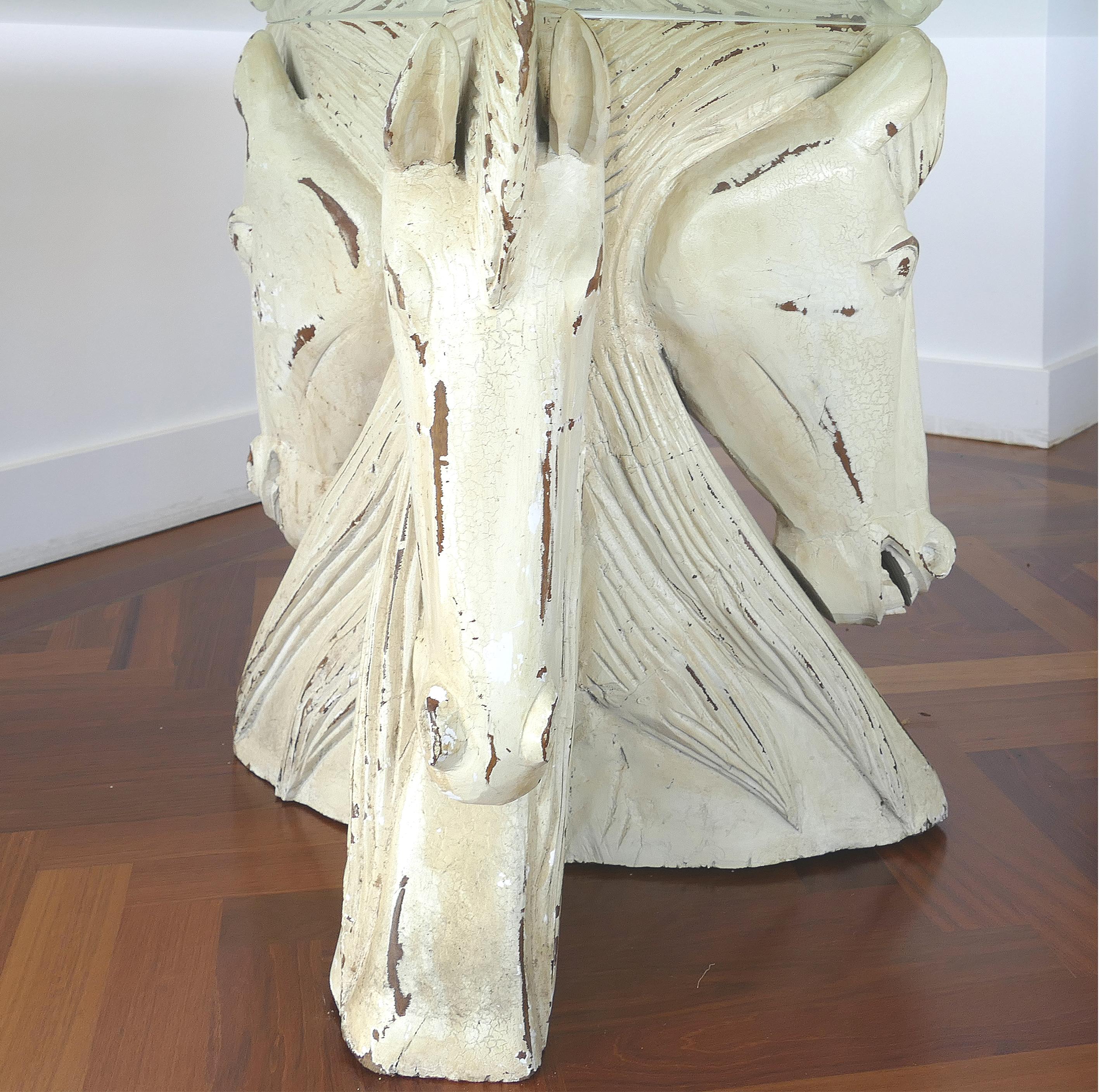 Biseauté Table de salle à manger vintage en bois sculpté et peint avec têtes de chevaux et plateau en verre