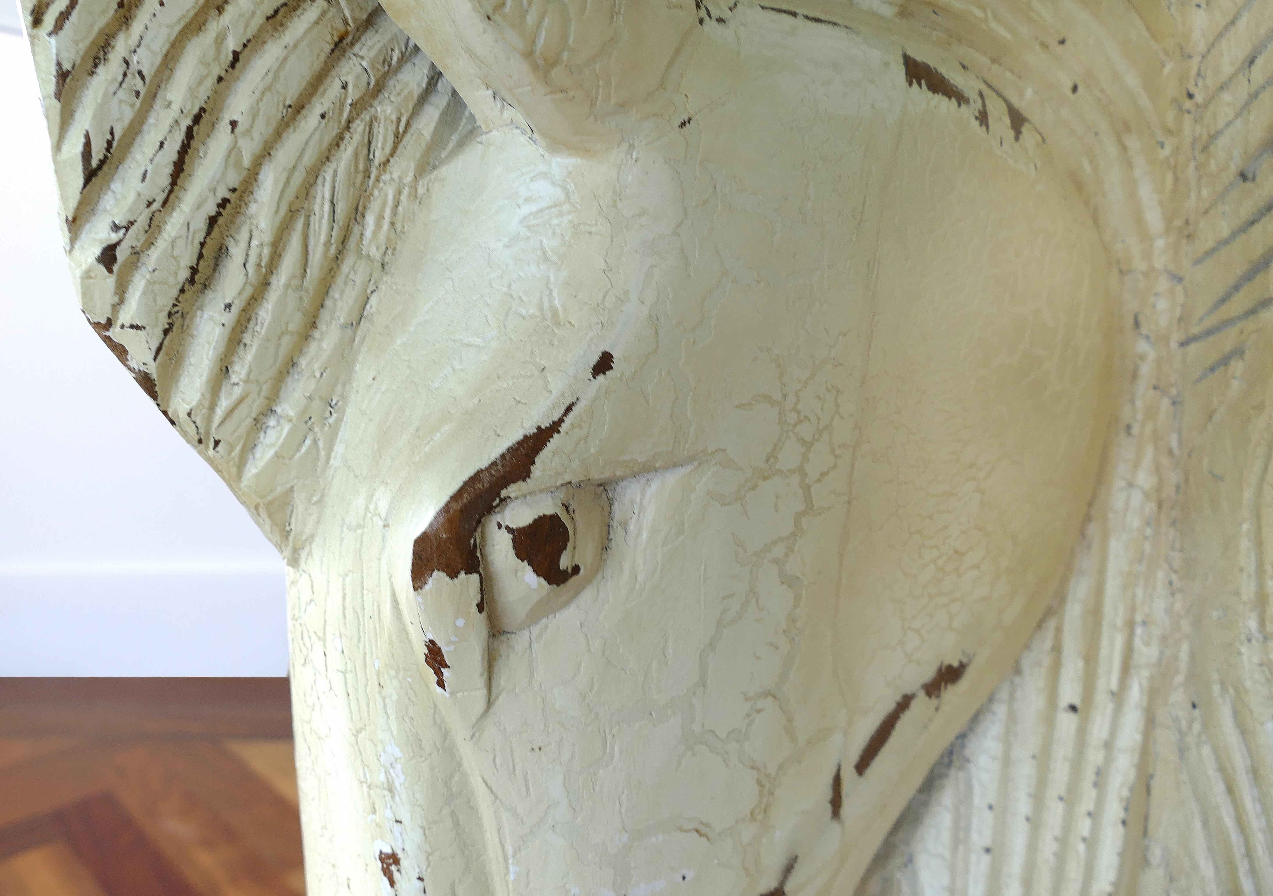 Table de salle à manger vintage en bois sculpté et peint avec têtes de chevaux et plateau en verre Bon état à Miami, FL