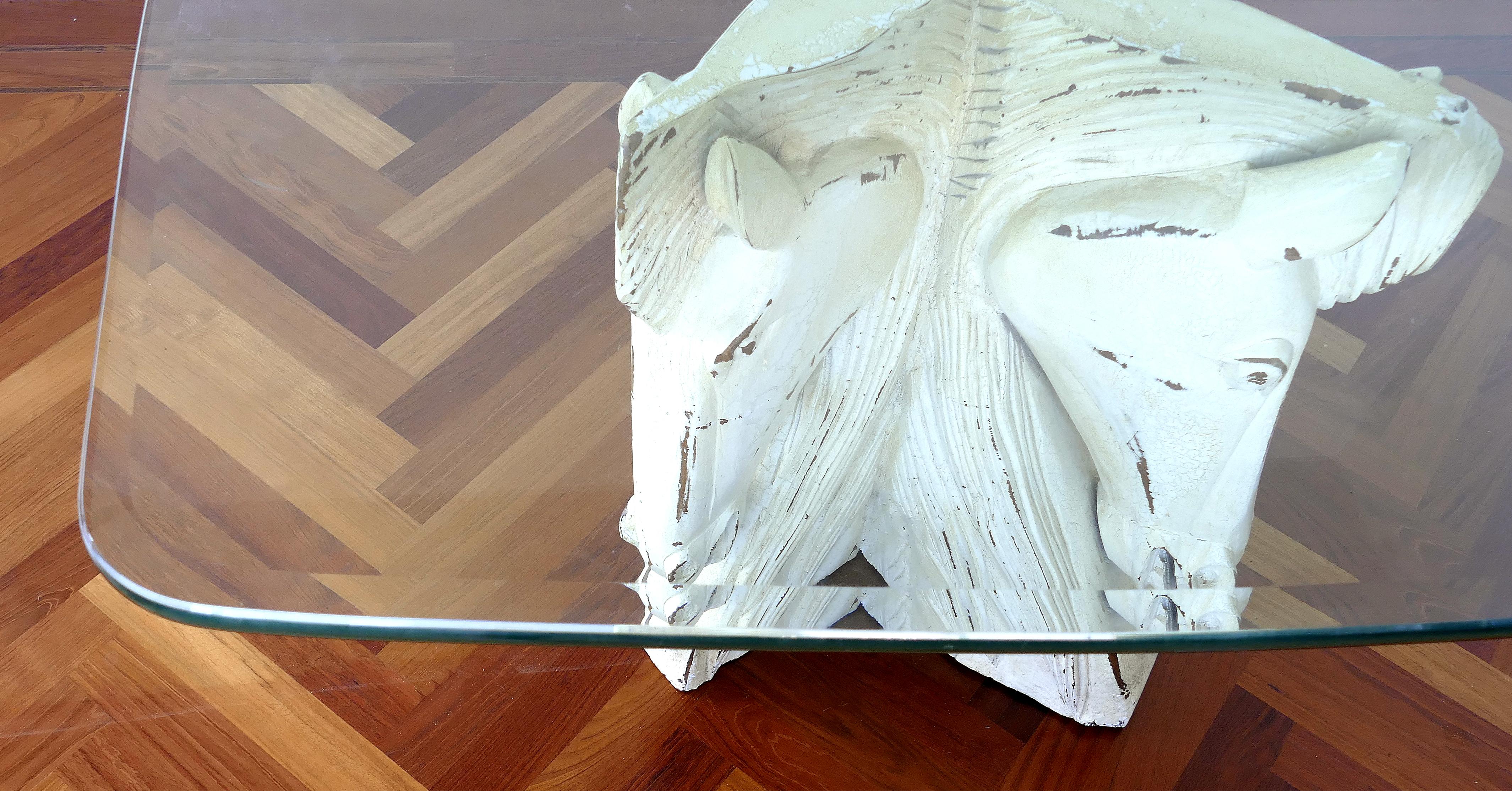 Verre Table de salle à manger vintage en bois sculpté et peint avec têtes de chevaux et plateau en verre