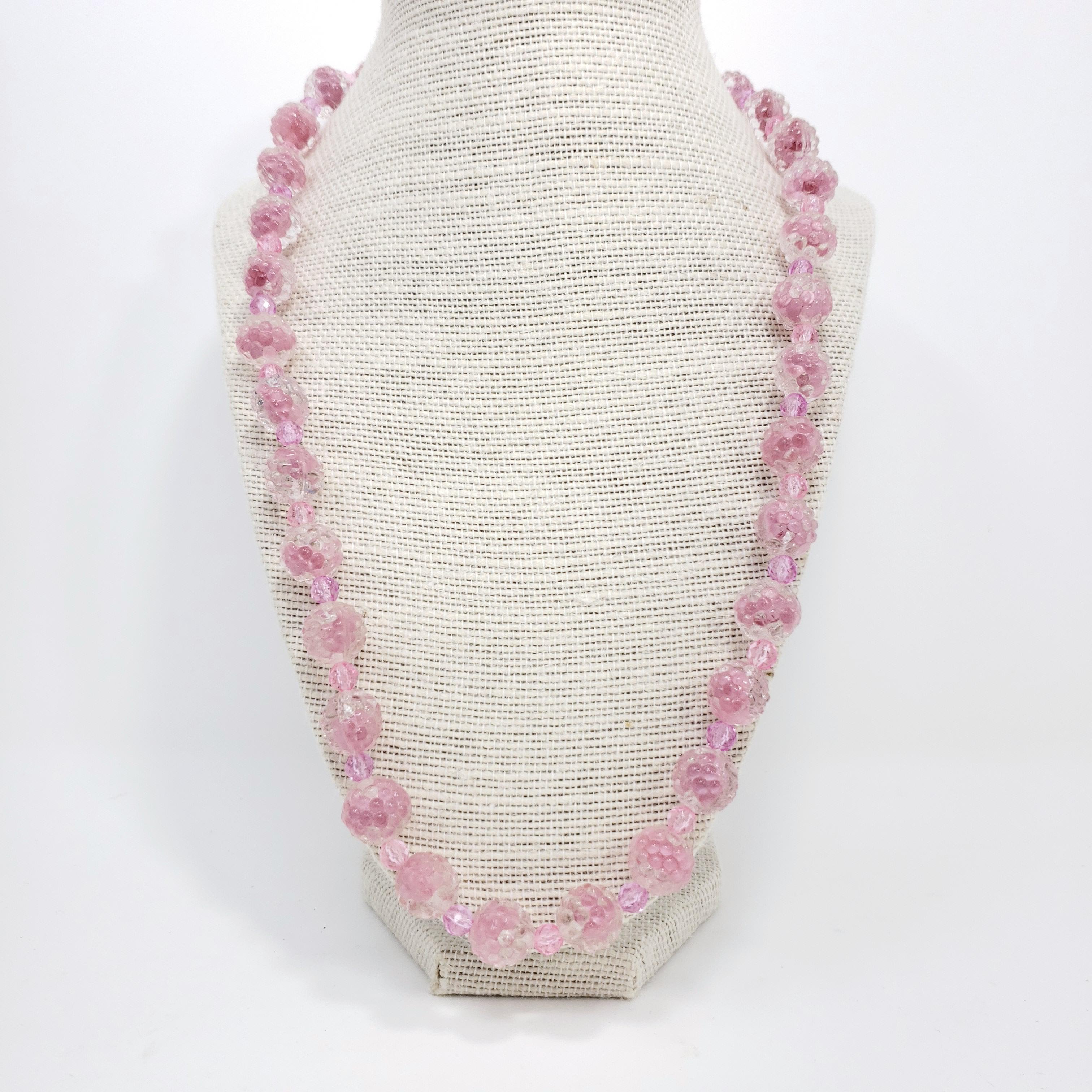 Collana in cristallo rosa e trasparente intagliato per un tocco di glamour retrò!

Chiusura con anello a molla in ottone.