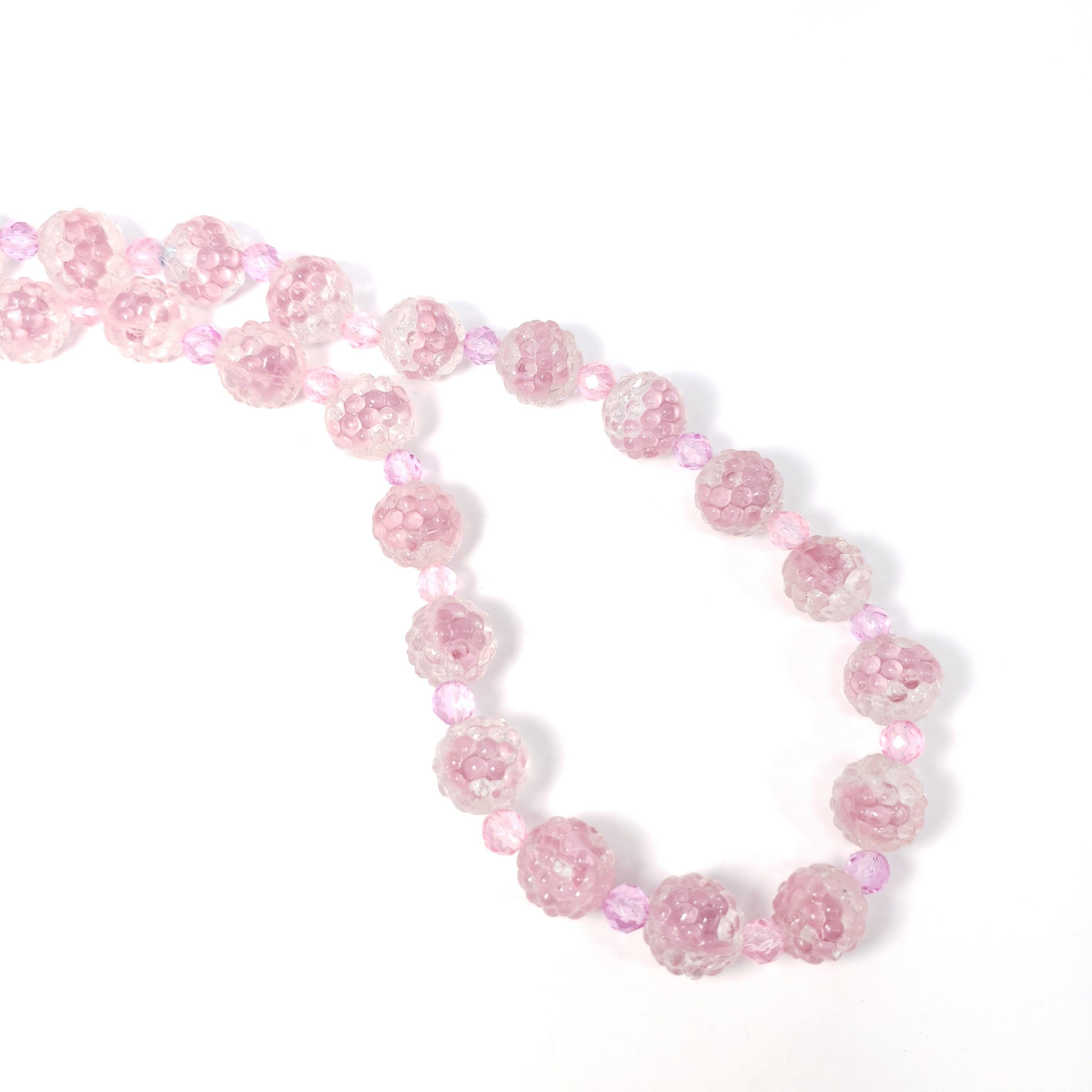 Rétro Collana vintage con perline di cristallo Art Carved rosa, chiusura in ottone in vendita