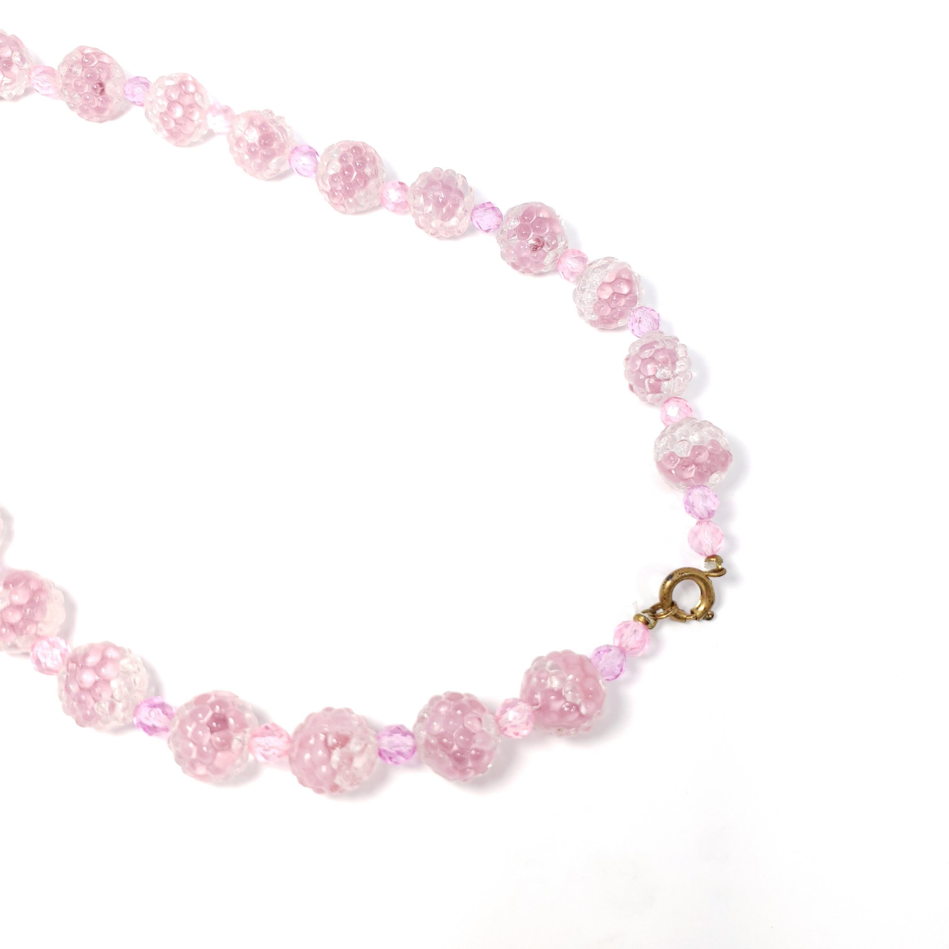 Collana vintage con perline di cristallo Art Carved rosa, chiusura in ottone In condizioni ottime in vendita a Milford, DE