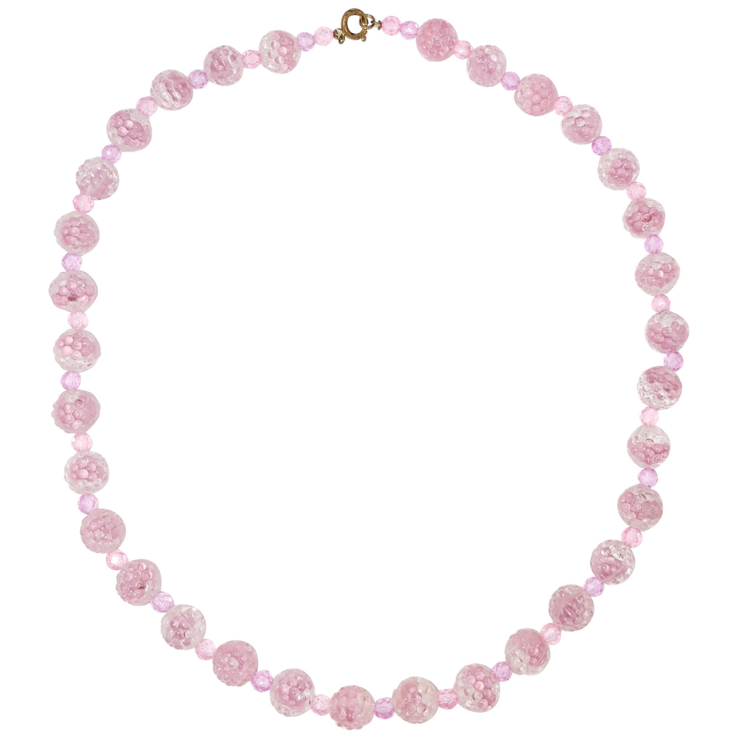 Collier vintage en perles de cristal d'art rose sculpté, fermoir en laiton en vente