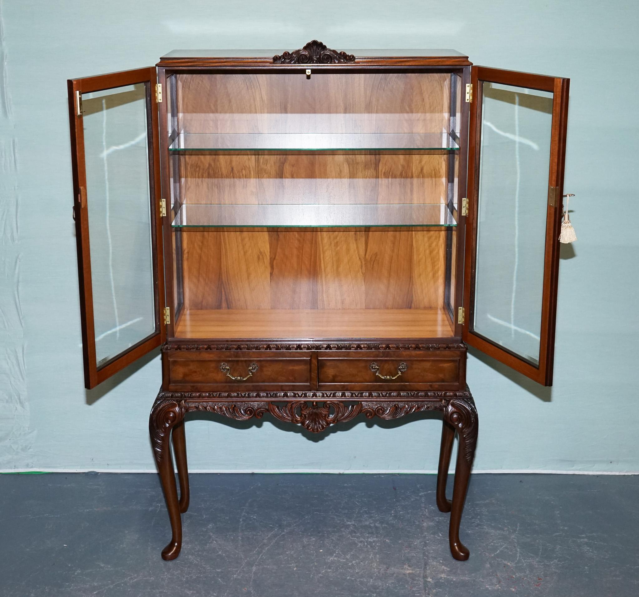 VINTAGE - BIBLIOTHÈQUE D'ÉCLAIRAGE CARVÉE DE STYLE QUEEN ANNE en vente 3