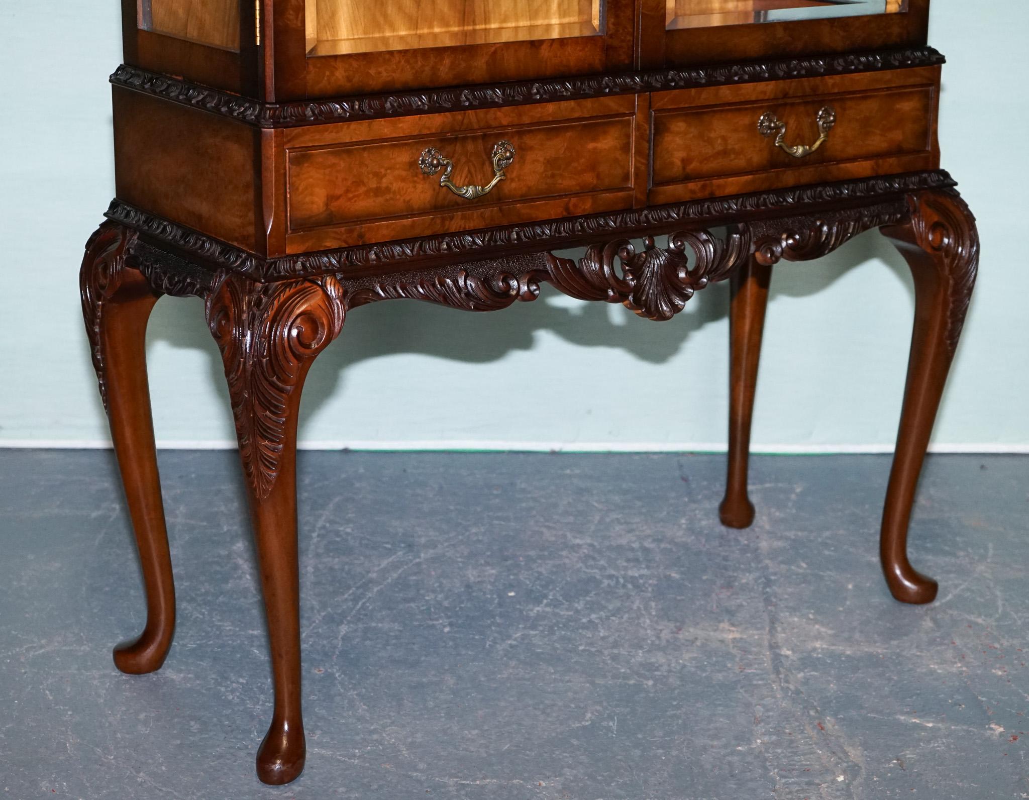 Britannique VINTAGE - BIBLIOTHÈQUE D'ÉCLAIRAGE CARVÉE DE STYLE QUEEN ANNE en vente