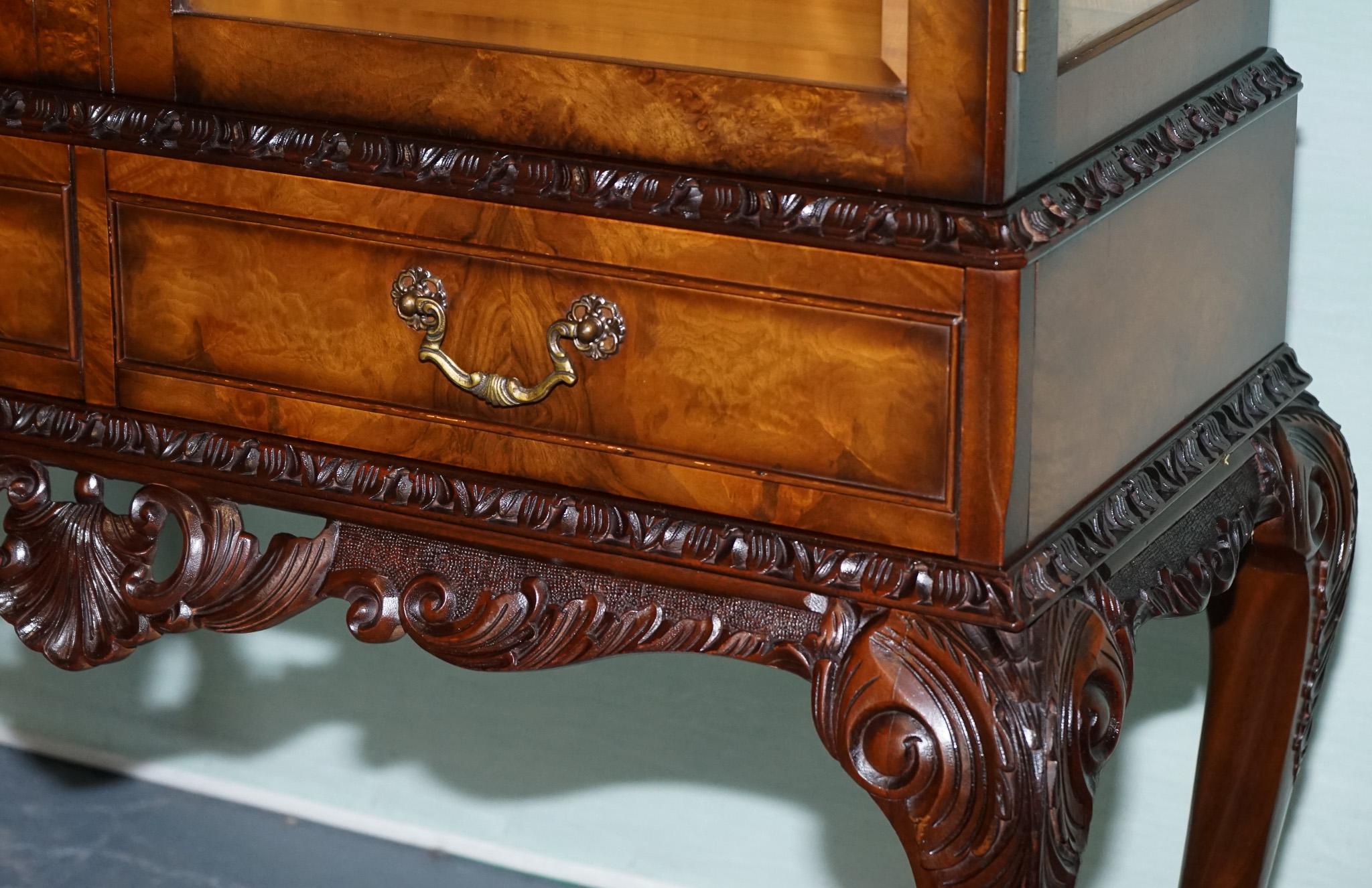 VINTAGE - BIBLIOTHÈQUE D'ÉCLAIRAGE CARVÉE DE STYLE QUEEN ANNE en vente 2
