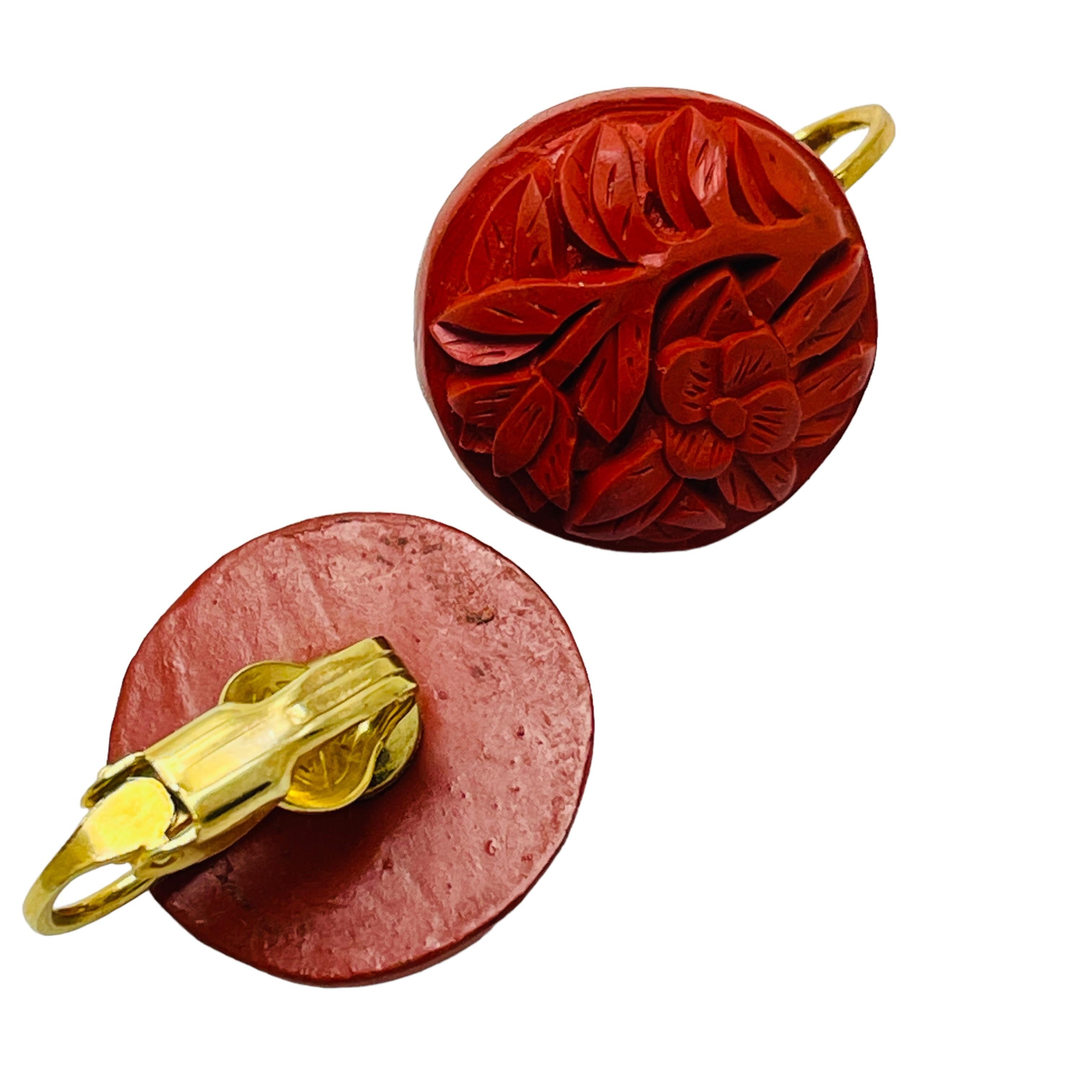 Vintage carved red cinnabar clip on earrings In Good Condition For Sale In Palos Hills, IL