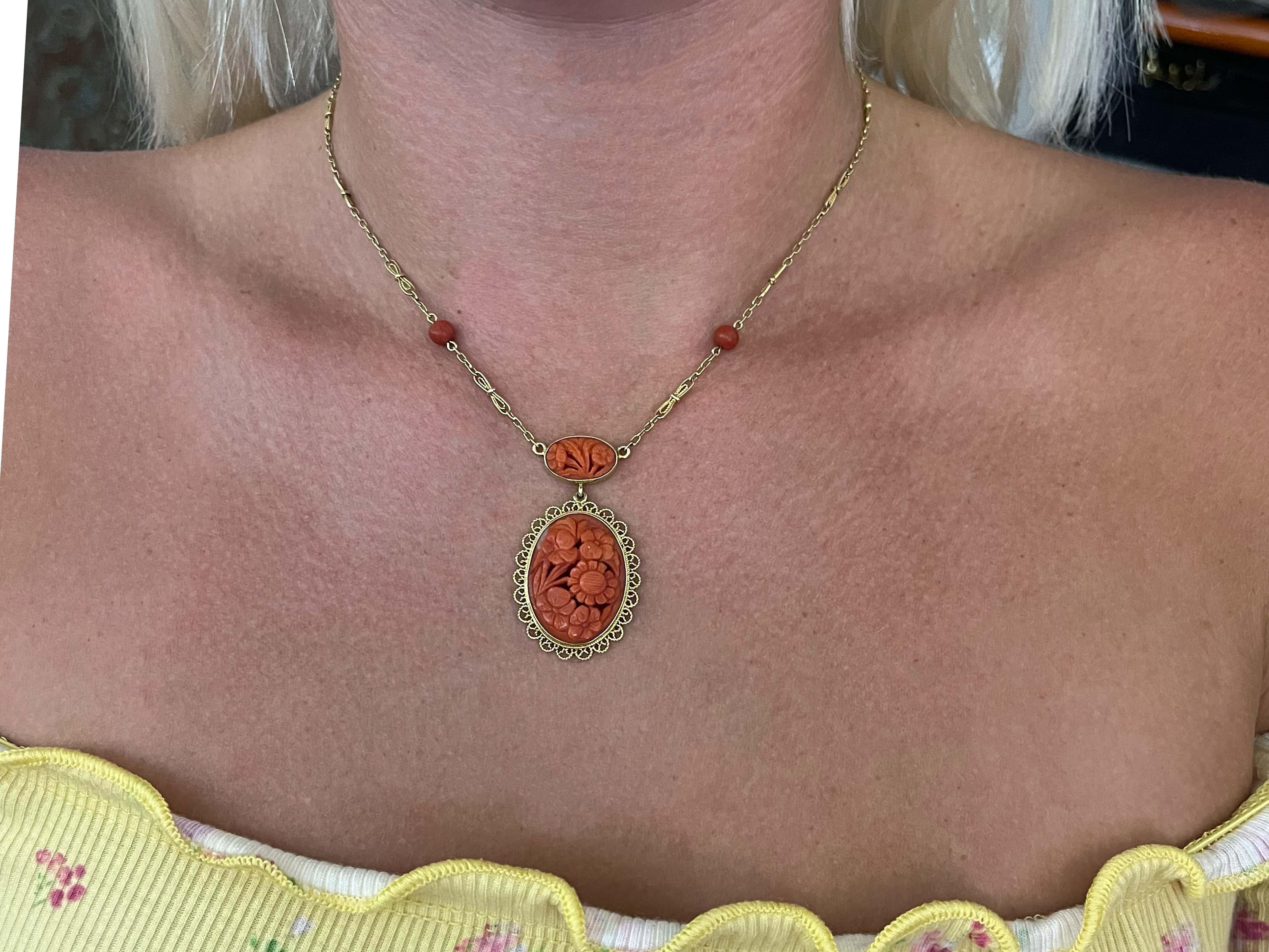 Diese wunderschöne, geschnitzte Halskette aus roter Mittelmeerkoralle stammt aus den 1970er Jahren. Die durchbrochene, geschnitzte rote Koralle zeigt Blumen. Der Anhänger ist ca. 1,75