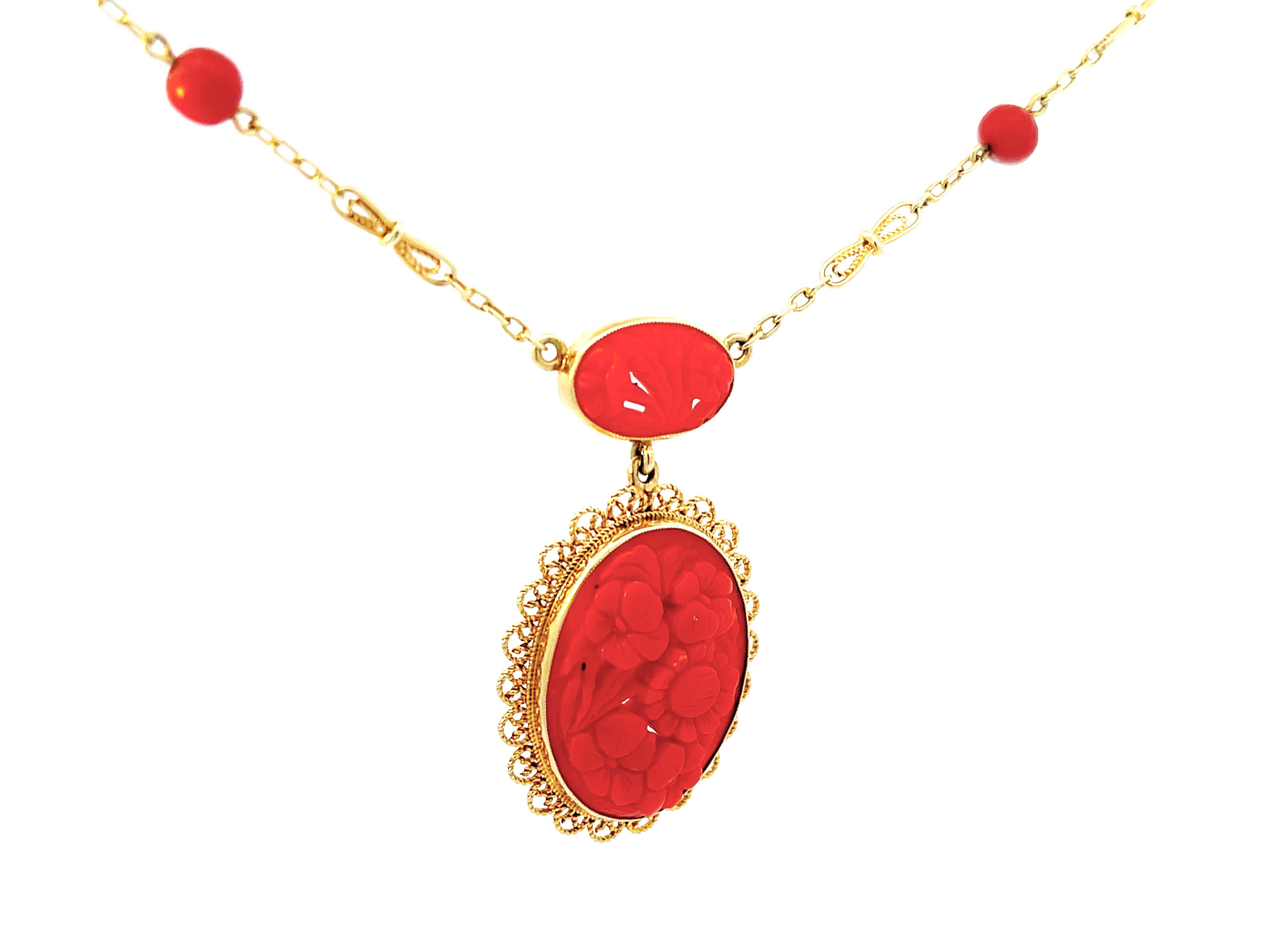 Geschnitzte rote Koralle Vintage-Halskette mit floralem Design aus 14 Karat Gelbgold (Moderne) im Angebot