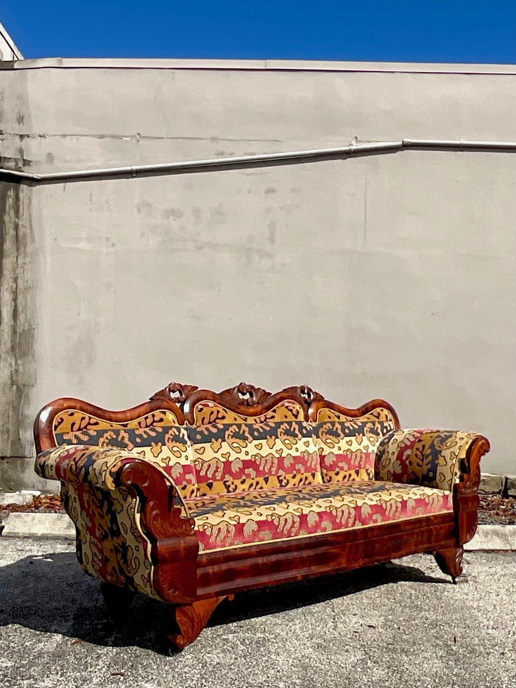 Sofa Flame de Clarence House vintage sculpté Bon état - En vente à west palm beach, FL