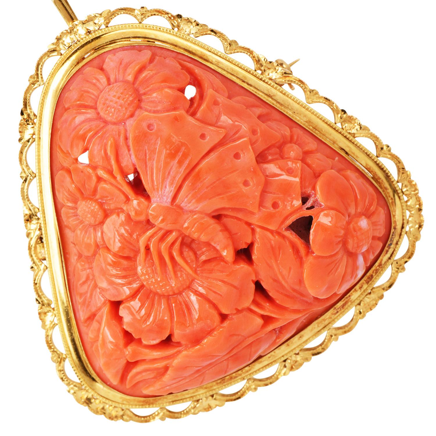 Geschnitzte Vintage-Brosche mit Anhänger, Lachs Koralle Schmetterling Garten 18K Gold (Retro) im Angebot