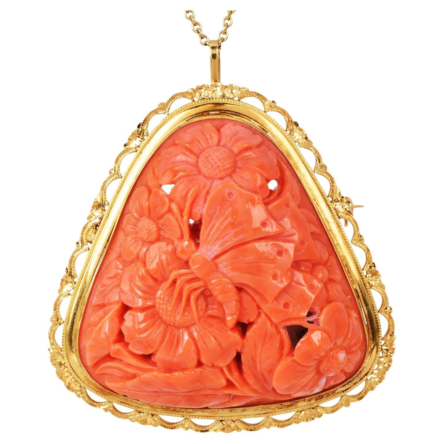 Broche colgante vintage de oro de 18 quilates con coral salmón tallado Jardín de mariposas