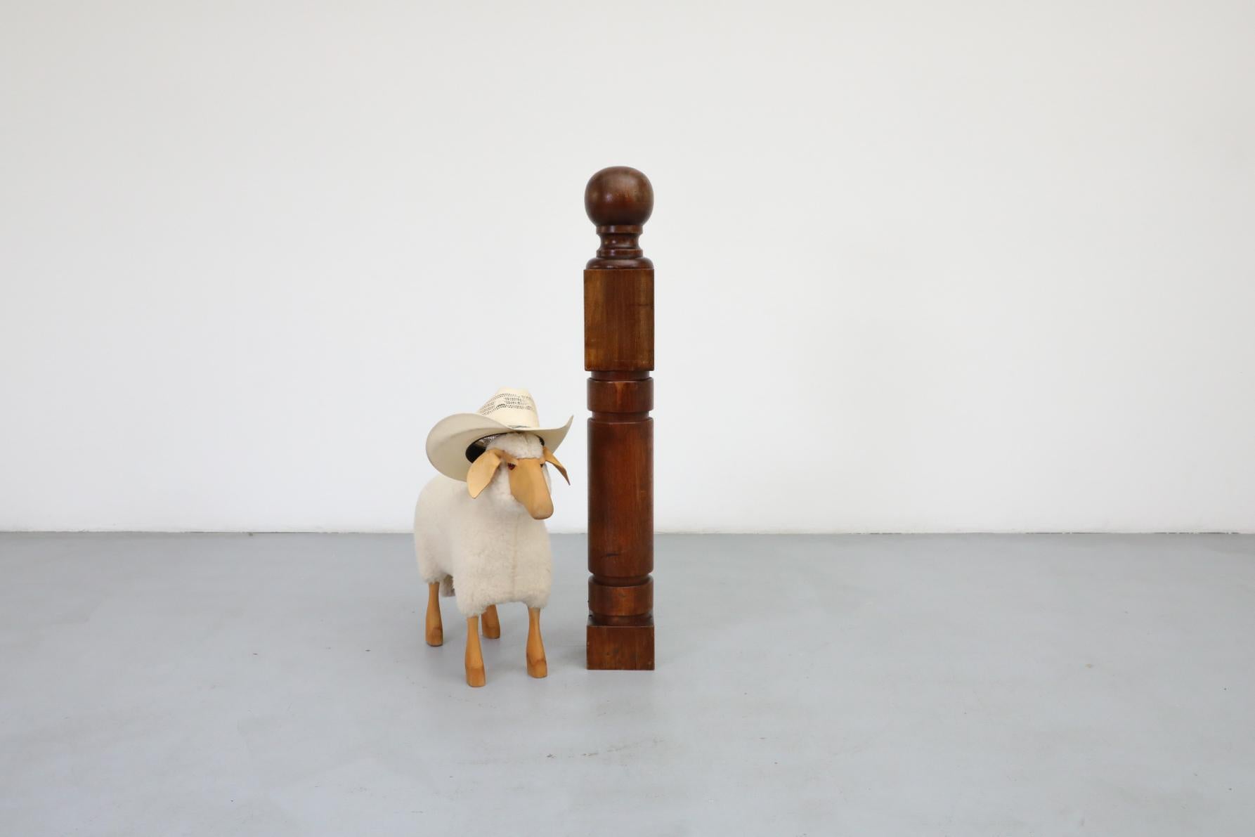 Palo decorativo in mogano massiccio splendidamente intagliato. Vintage By, originariamente destinato ad essere utilizzato come ferma balaustra. Si tratta di un pezzo di straordinaria bellezza che può essere utilizzato come oggetto d'arte in diversi