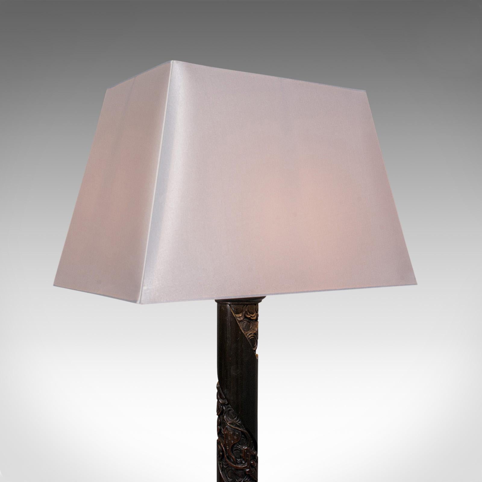 20ième siècle Lampe standard vintage sculptée orientale, acajou, décorative, lumière, Art Déco en vente