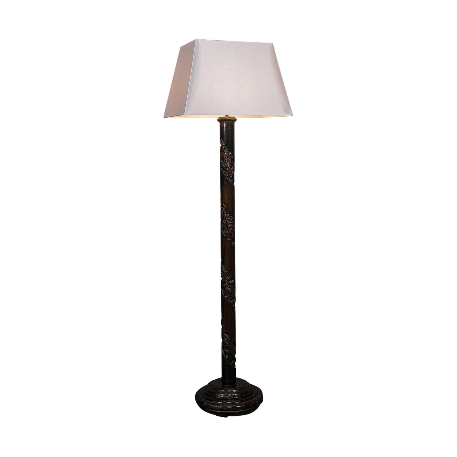 Lampe standard vintage sculptée orientale, acajou, décorative, lumière, Art Déco en vente