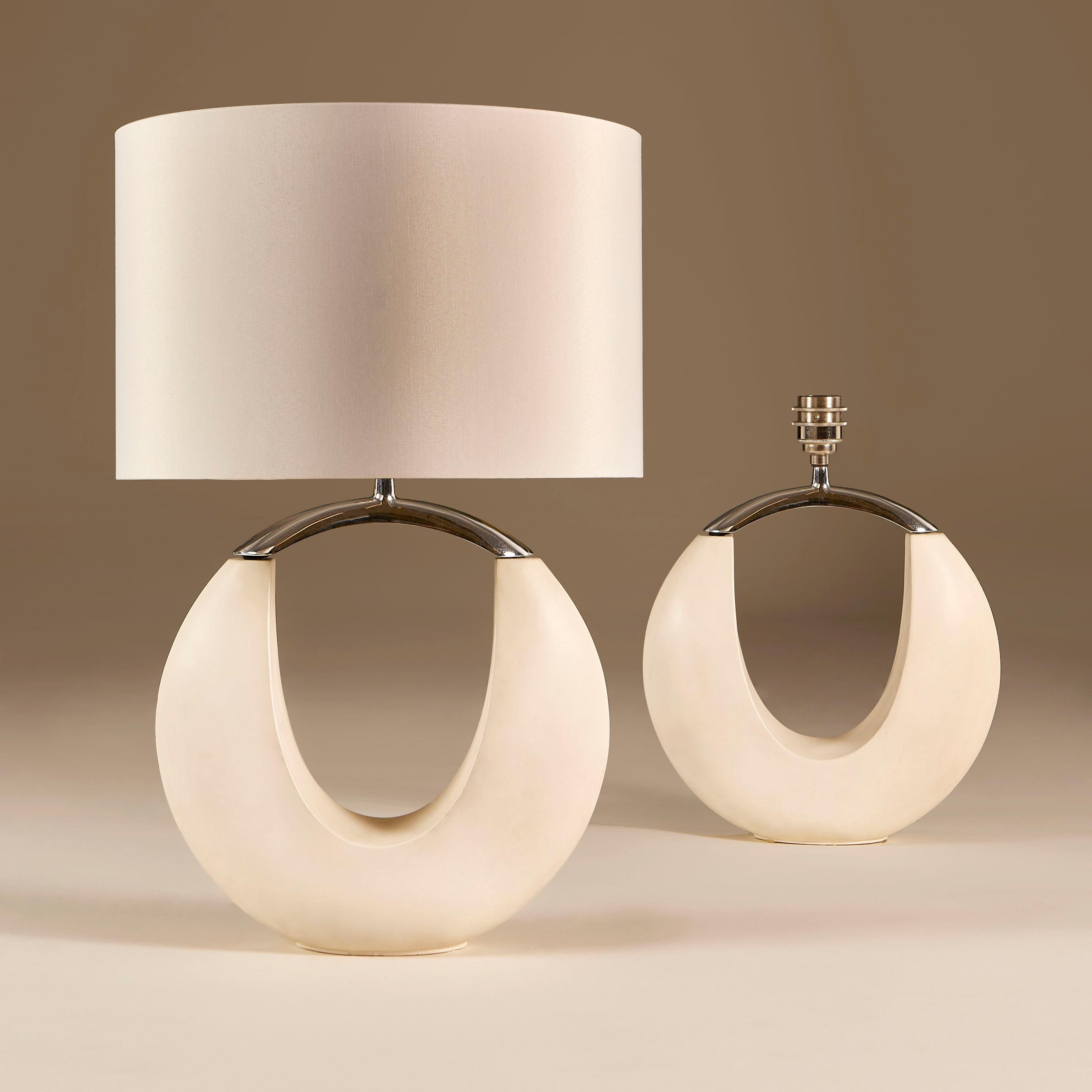 Glatte skultupurale cremefarbene steinförmige Lampen mit verchromter Spitze. Sehr schick!
