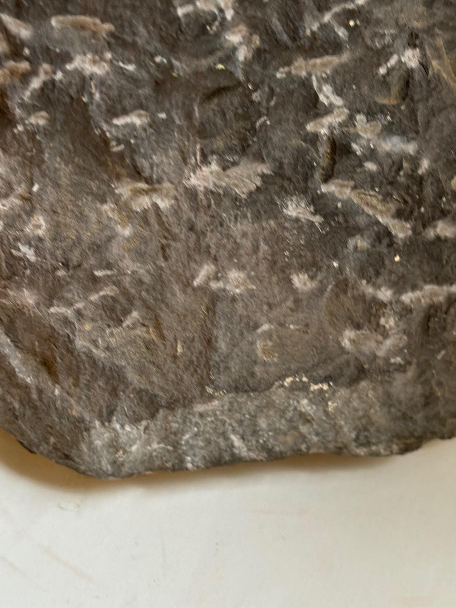 Escultura esquimal belga vintage de mármol negro tallada en piedra y firmada por el artista en venta 3