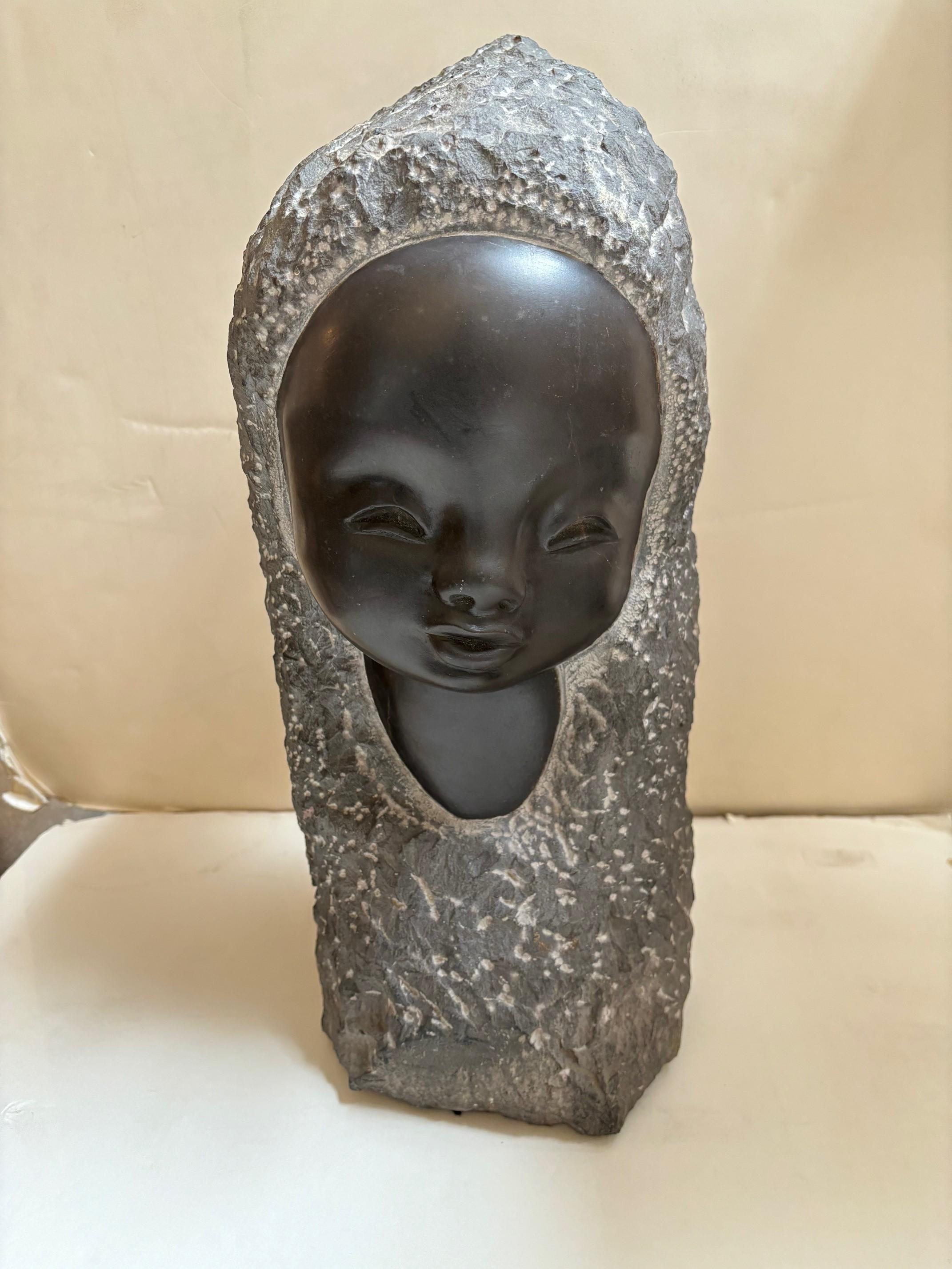 Escultura esquimal belga vintage de mármol negro tallada en piedra y firmada por el artista en venta 4
