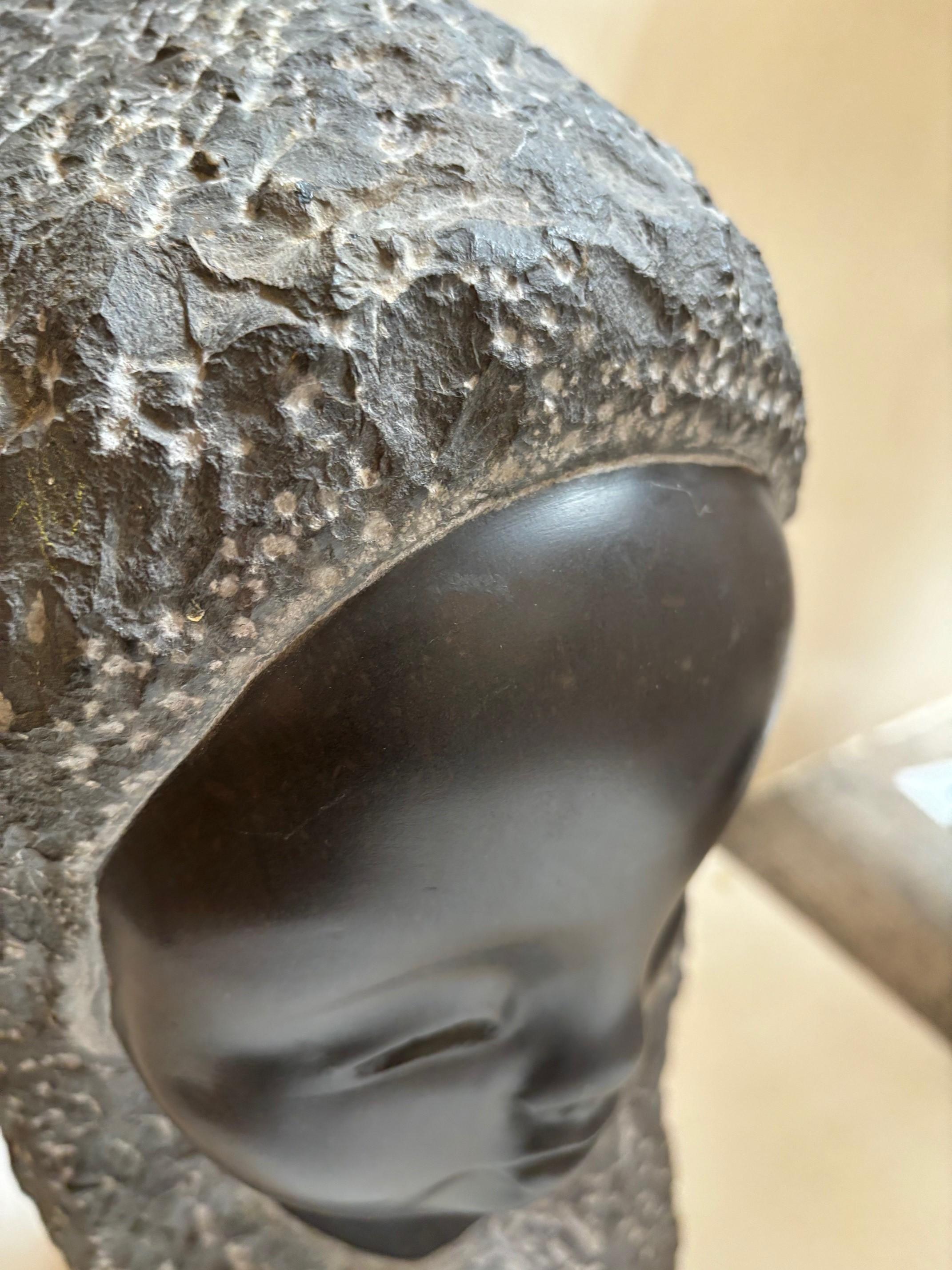 Escultura esquimal belga vintage de mármol negro tallada en piedra y firmada por el artista en venta 6