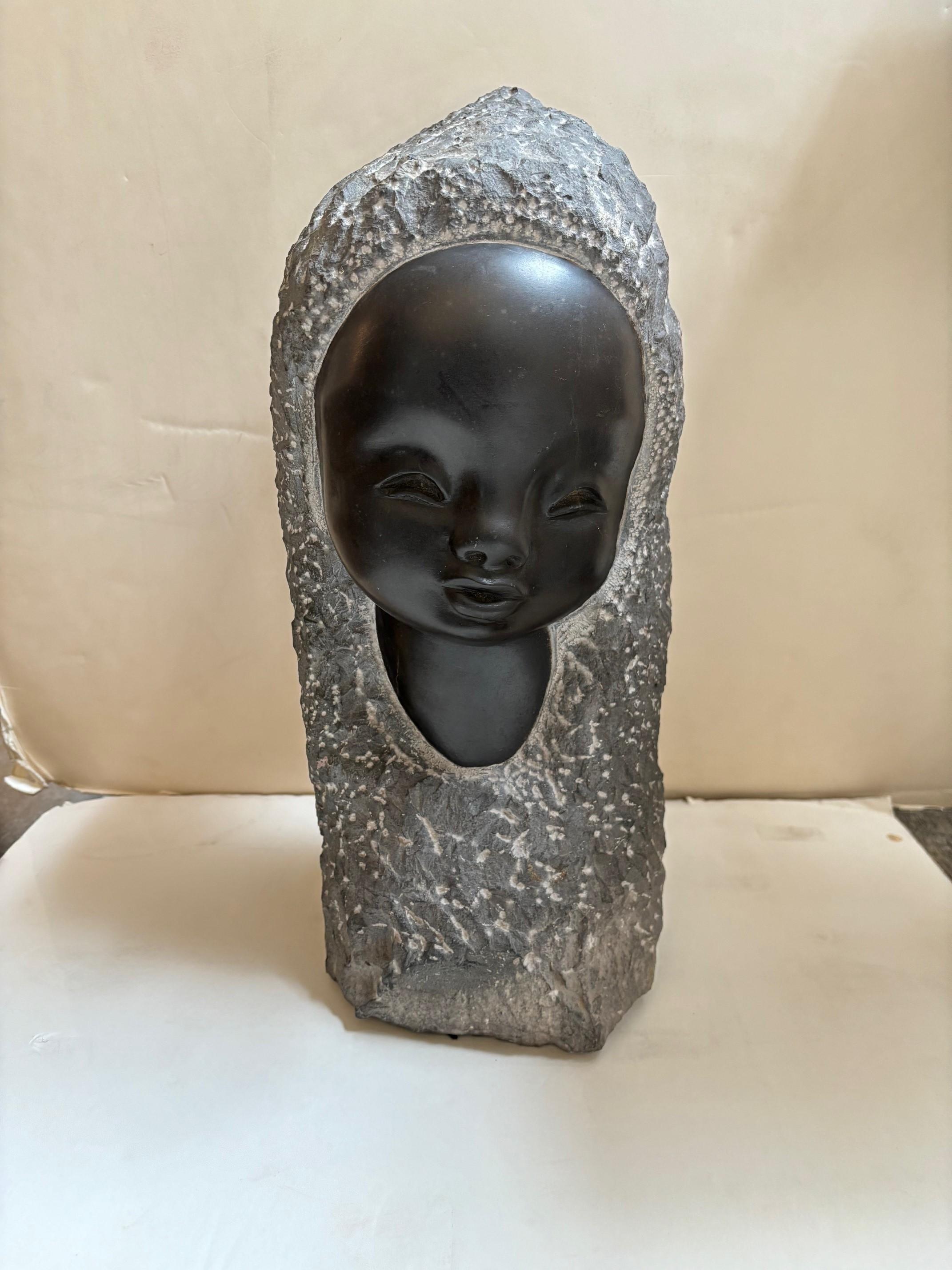 Escultura esquimal belga vintage de mármol negro tallada en piedra y firmada por el artista en Bueno estado para la venta en Los Angeles, CA
