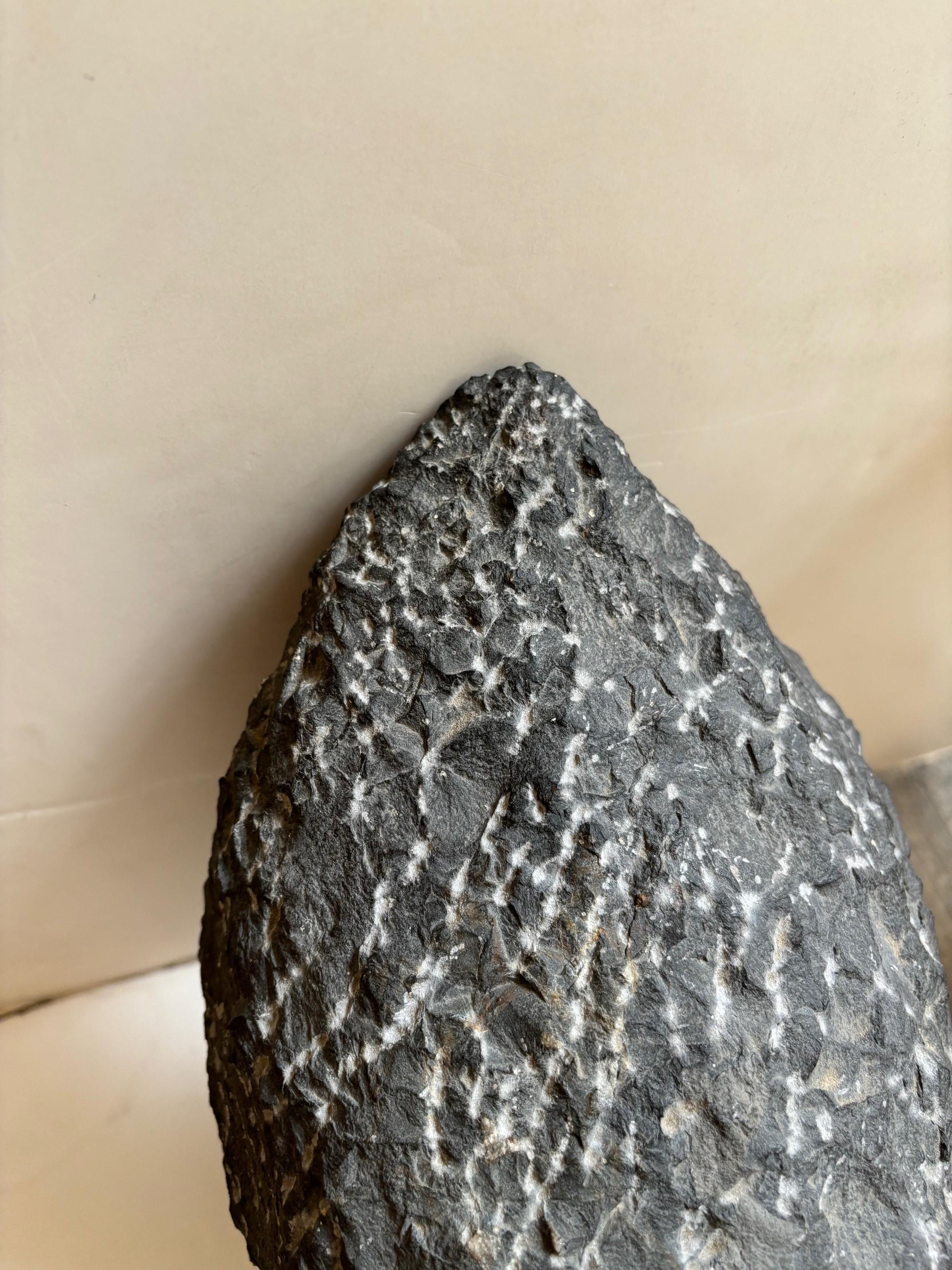 Escultura esquimal belga vintage de mármol negro tallada en piedra y firmada por el artista mediados del siglo XX en venta