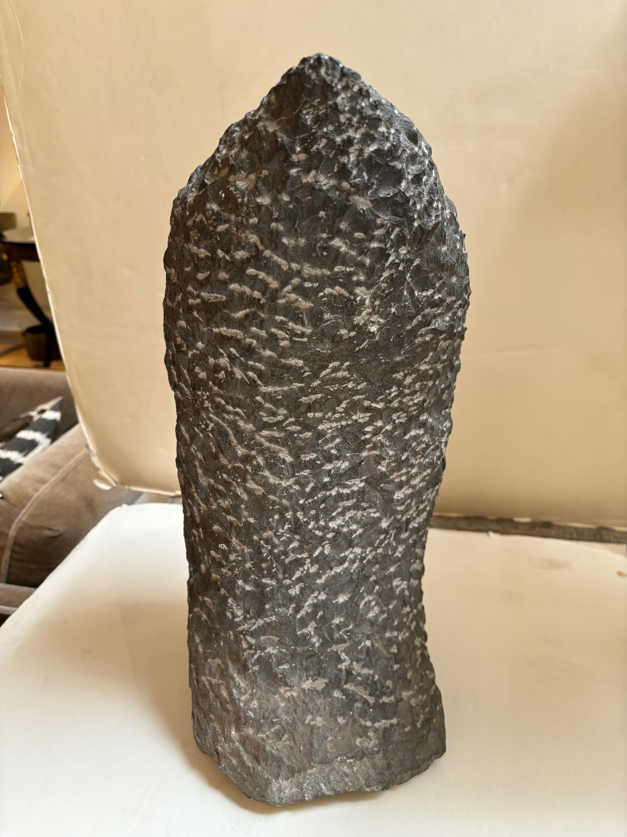 Escultura esquimal belga vintage de mármol negro tallada en piedra y firmada por el artista en venta 1