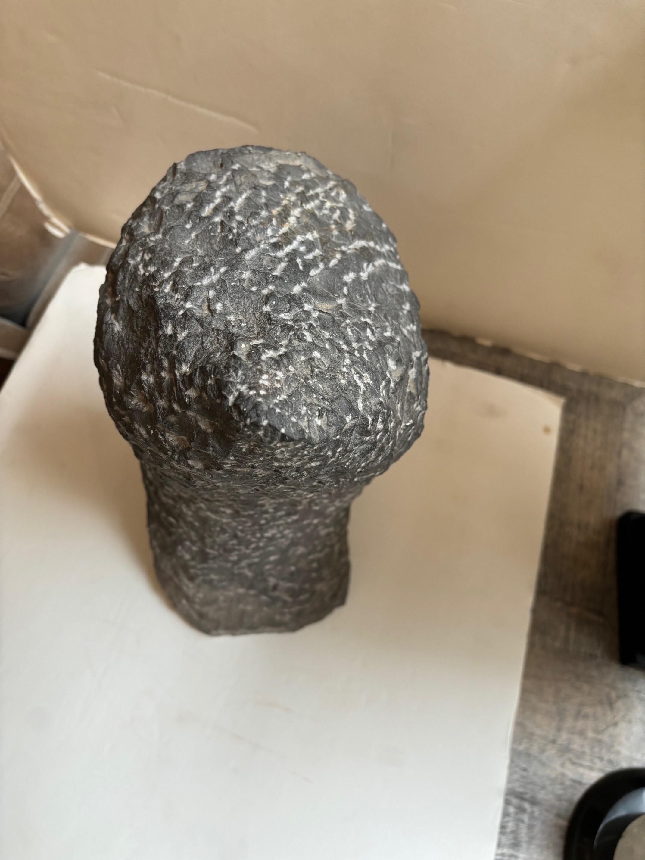 Escultura esquimal belga vintage de mármol negro tallada en piedra y firmada por el artista en venta 2