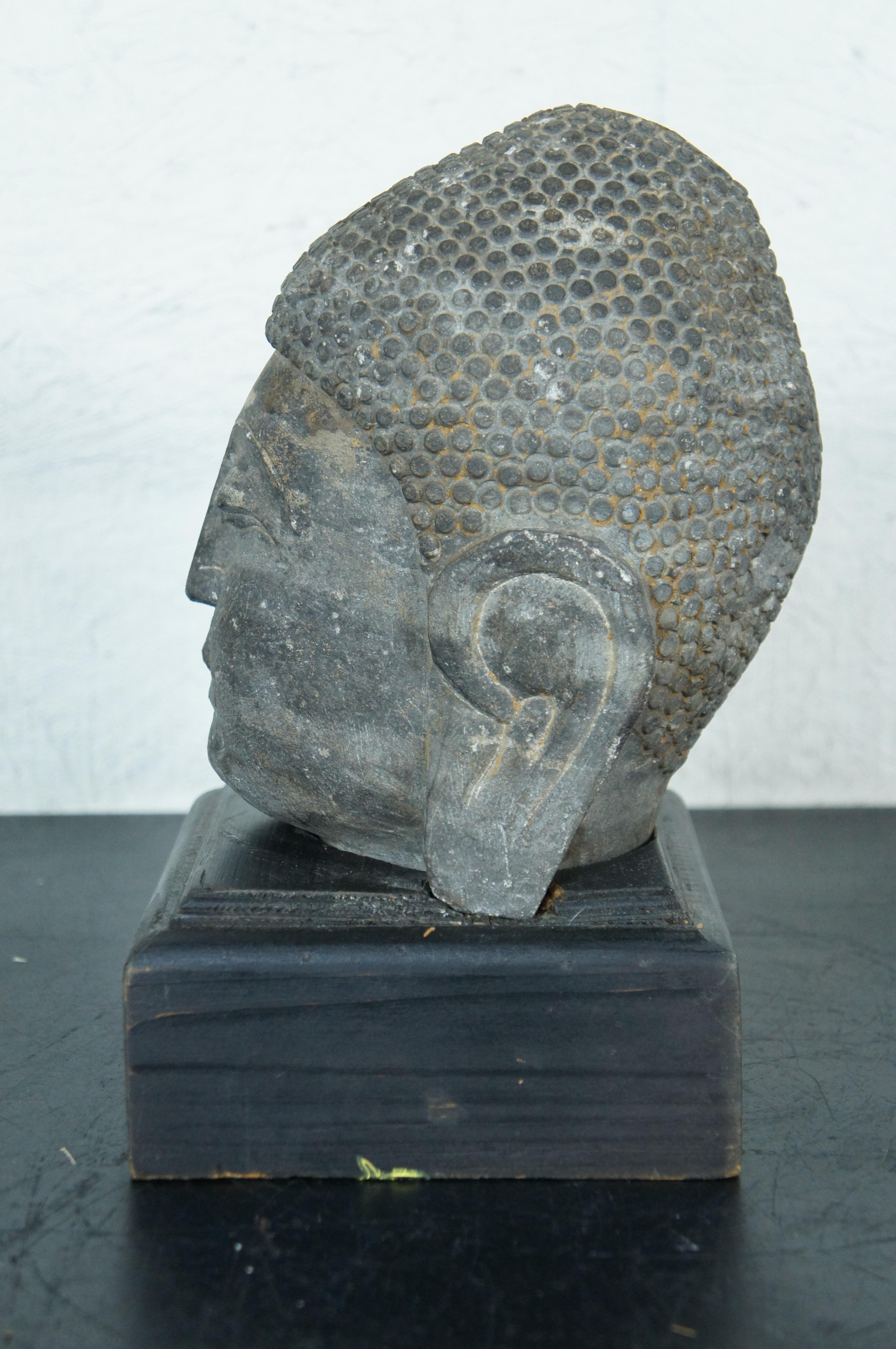 Pietra Vintage A. Stone, statua di Buddha in meditazione con busto e piedistallo in legno da 12 pollici in vendita