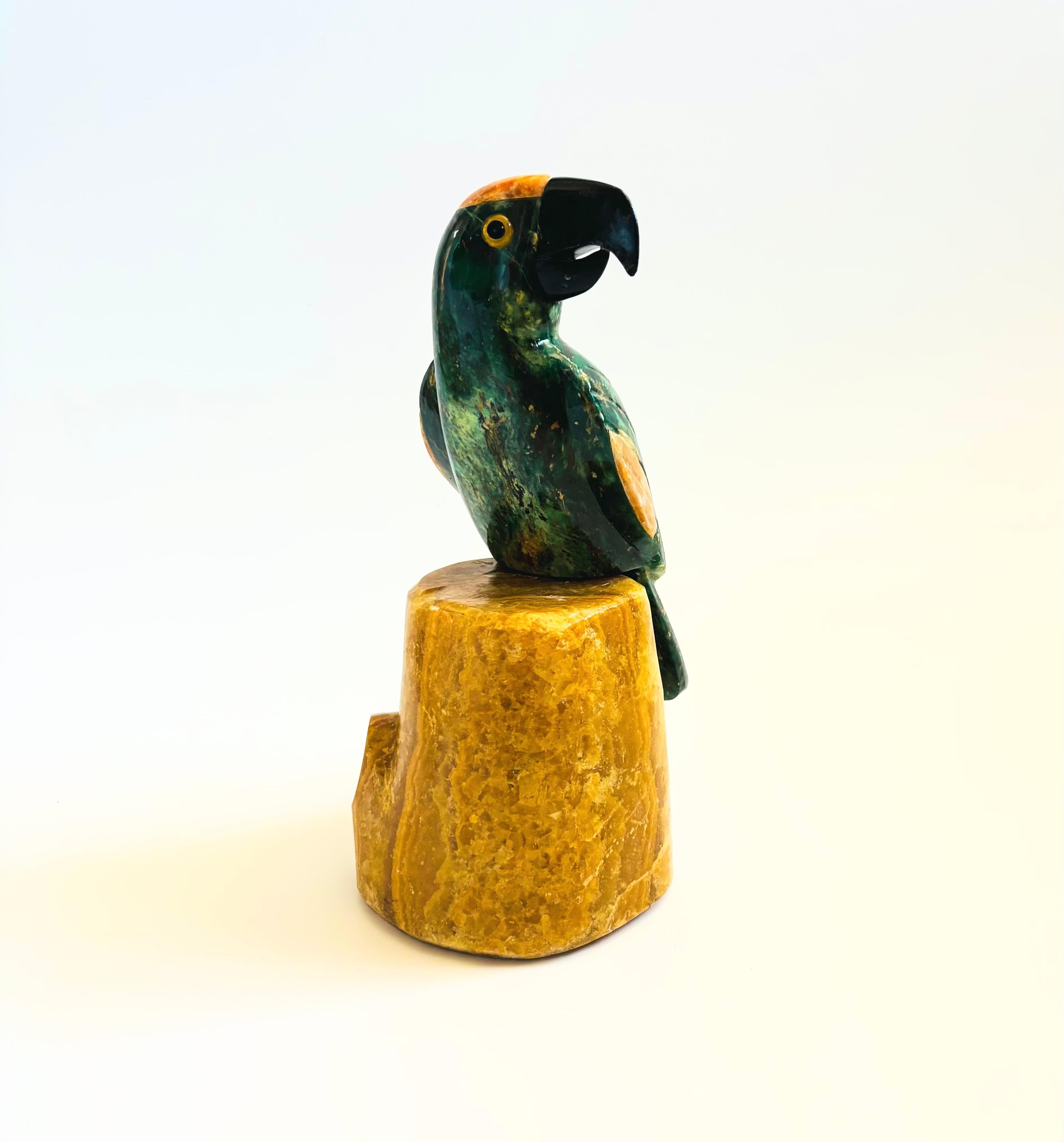 Un pappagallo vintage in pietra intagliata. La pietra presenta bellissime venature di colore verde e giallo. Si smonta in due pezzi.

